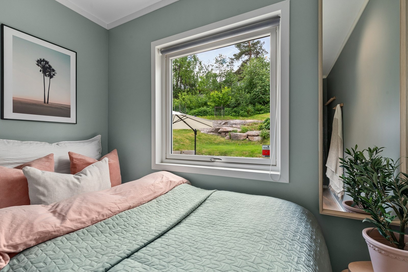 Soverommet har slette vegger i moderne fargetoner Galleribilde