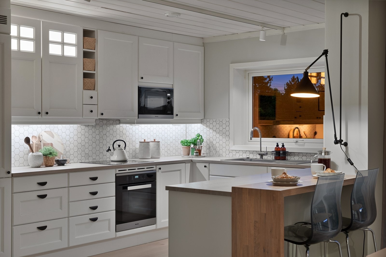 Kjøkkenet ble utvidet i 2018 med benkeplate og sitteplass for to Galleribilde