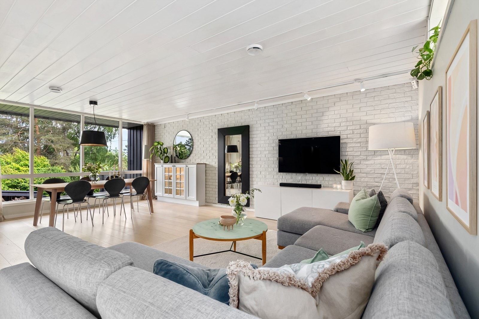 Stuen har gode møbleringsmuligheter med plass for sofagruppe og tilhørende tv-møblement Galleribilde