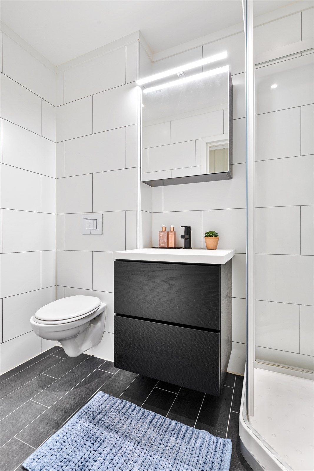 Bad (2) fra 2012 med flislagte overflater og varmekabler Galleribilde