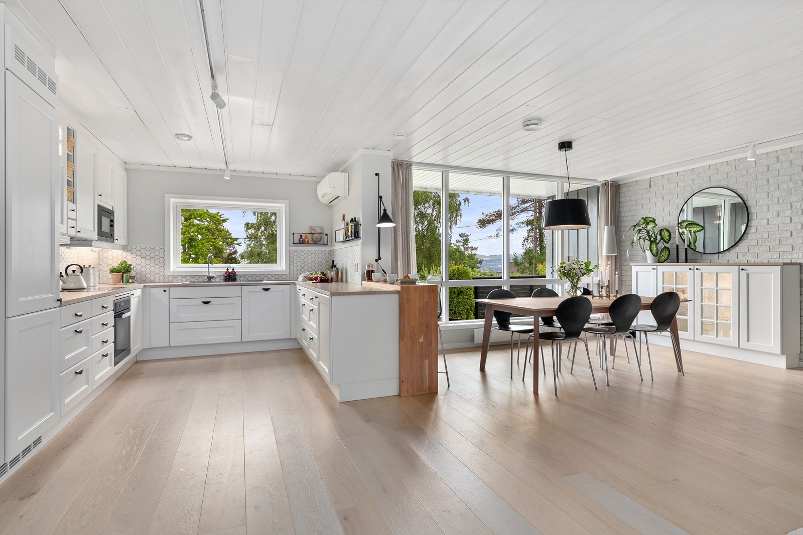 Det er montert varmepumpe i oppholdsrommet som bidrar til at man enkelt kan regulere ønsket temperatur Galleribilde