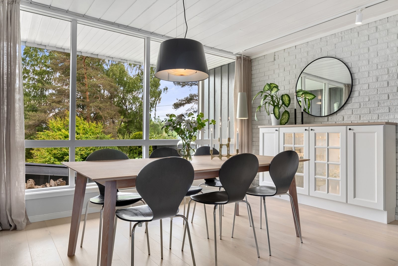 Plass til stor spisegruppe foran store vinduer som bidrar til optimale lys- og utsiktsforhold fra spiseplassen Galleribilde