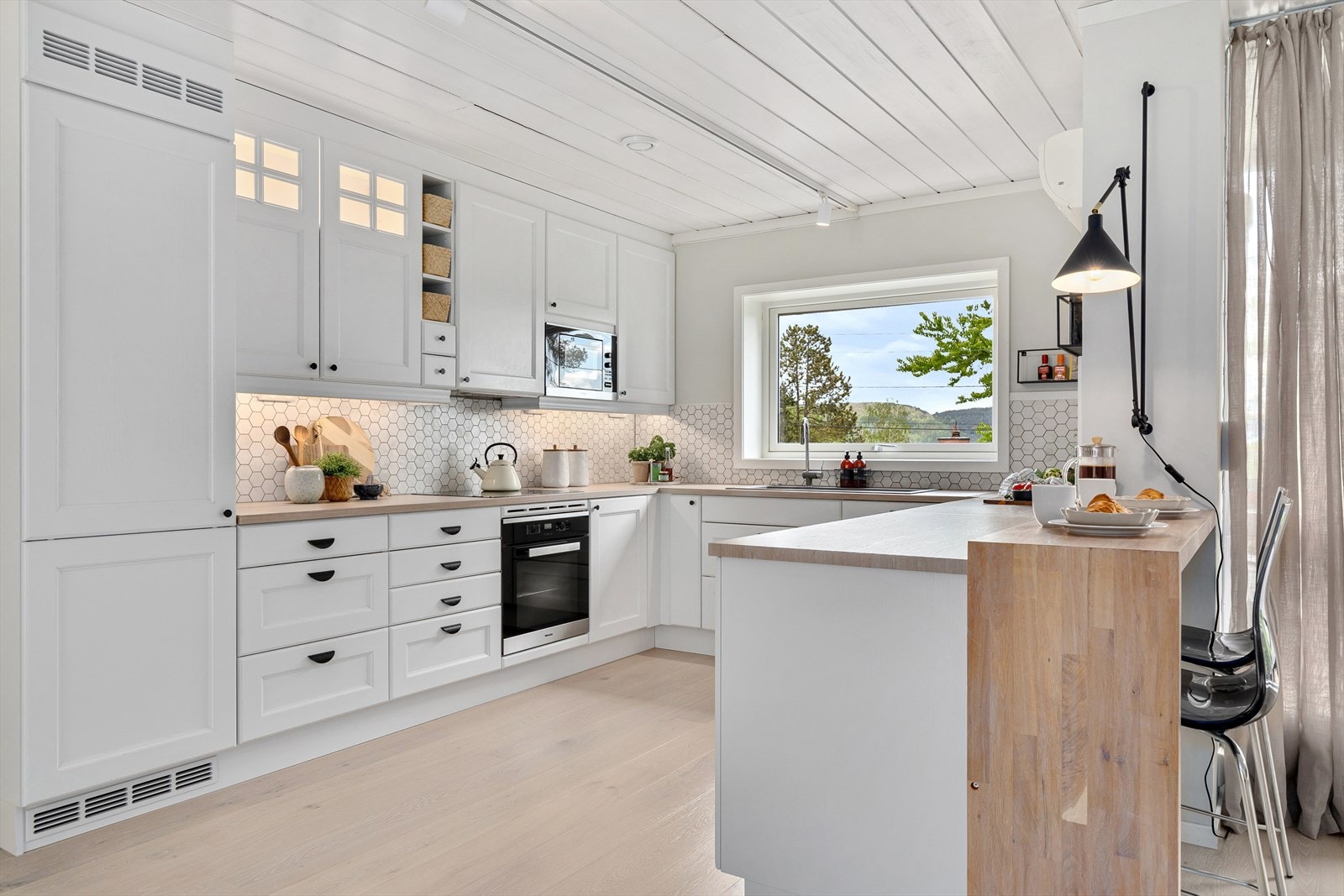 Kjøkkenet er utstyrt med integrerte hvitevarer Galleribilde