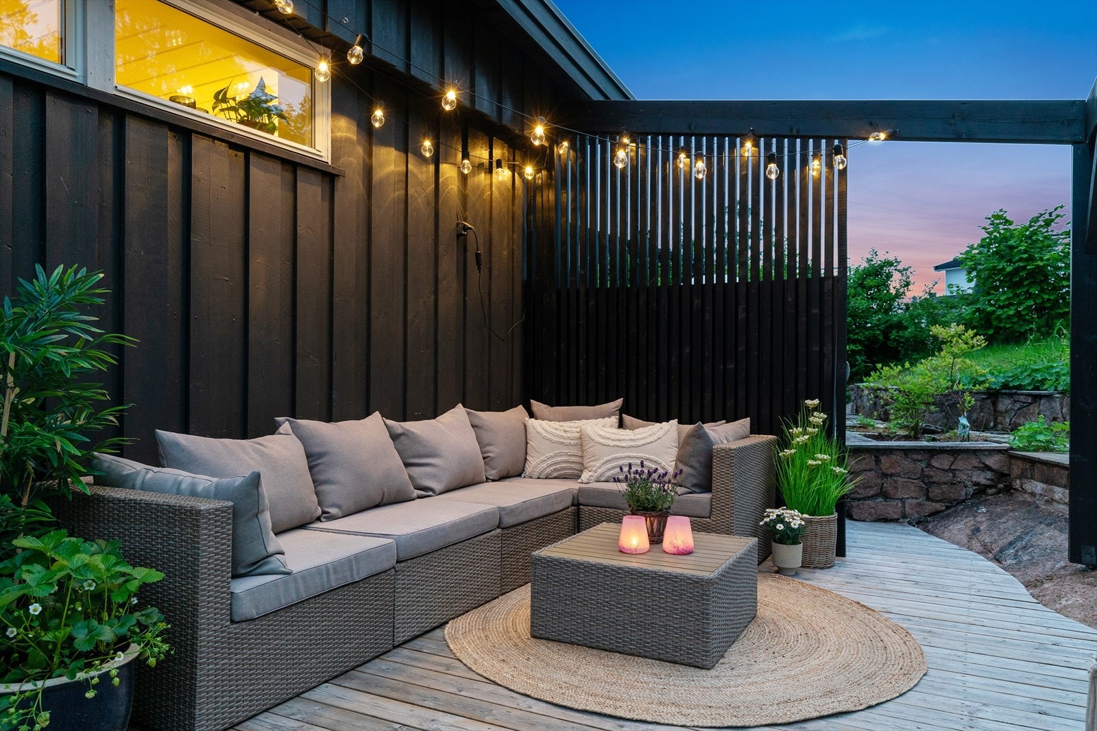 Terrassen er møblert i flere soner med plass for store lounge i skjermede omgivelser Galleribilde