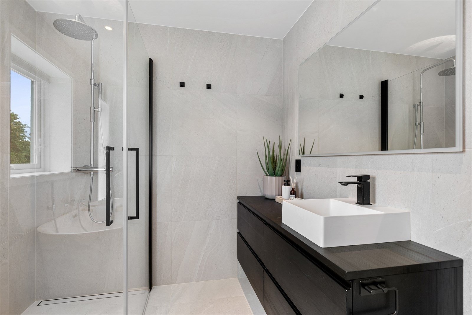 Badet har flotte fliser på gulv og vegg samt behagelige varmekabler Galleribilde