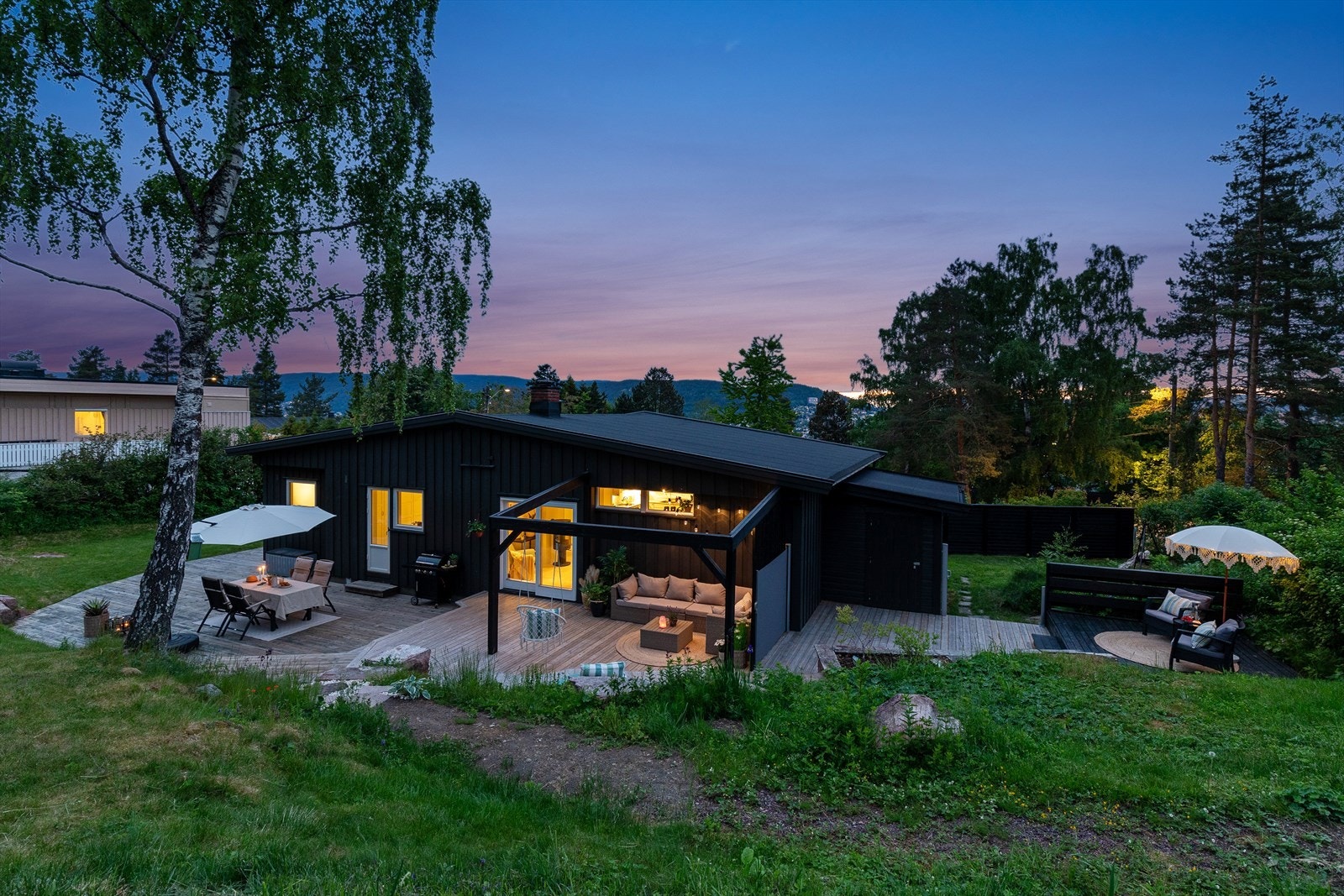 Boligen er oppgradert de senere år med blant annet nytt bad og vaskerom i 2022, ny eikeparkett i stue/kjøkken i 2023 og installert balansert ventilasjon i 2019 Galleribilde