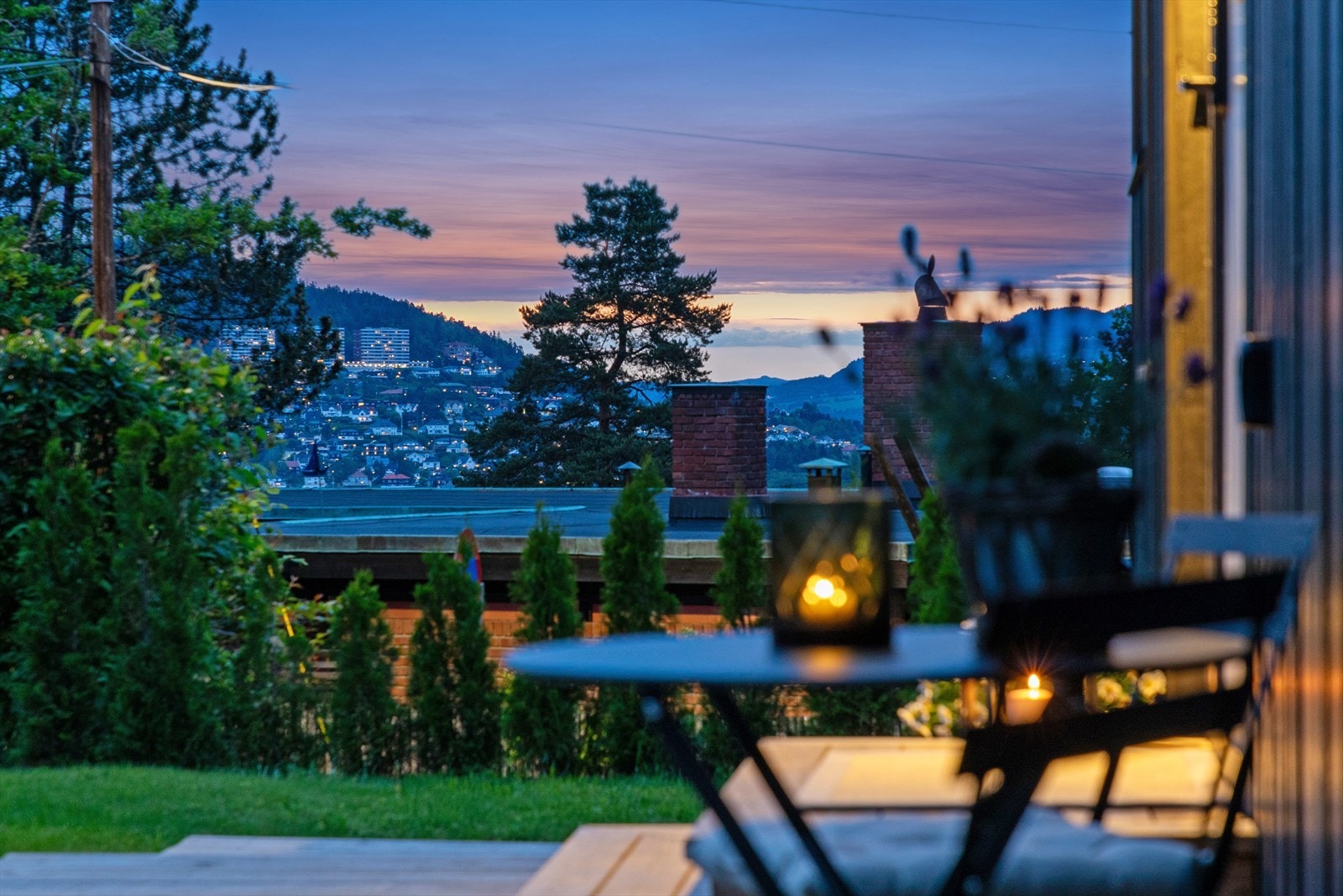 Denne frittliggende eneboligen er beliggende på flott tomt med hyggelig utsikt Galleribilde