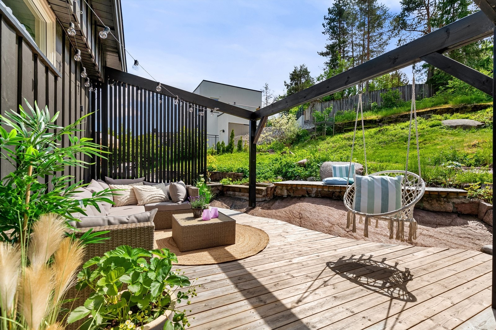 Uteplassen er godt utnyttet med etablert plassbygde sittebenker Galleribilde