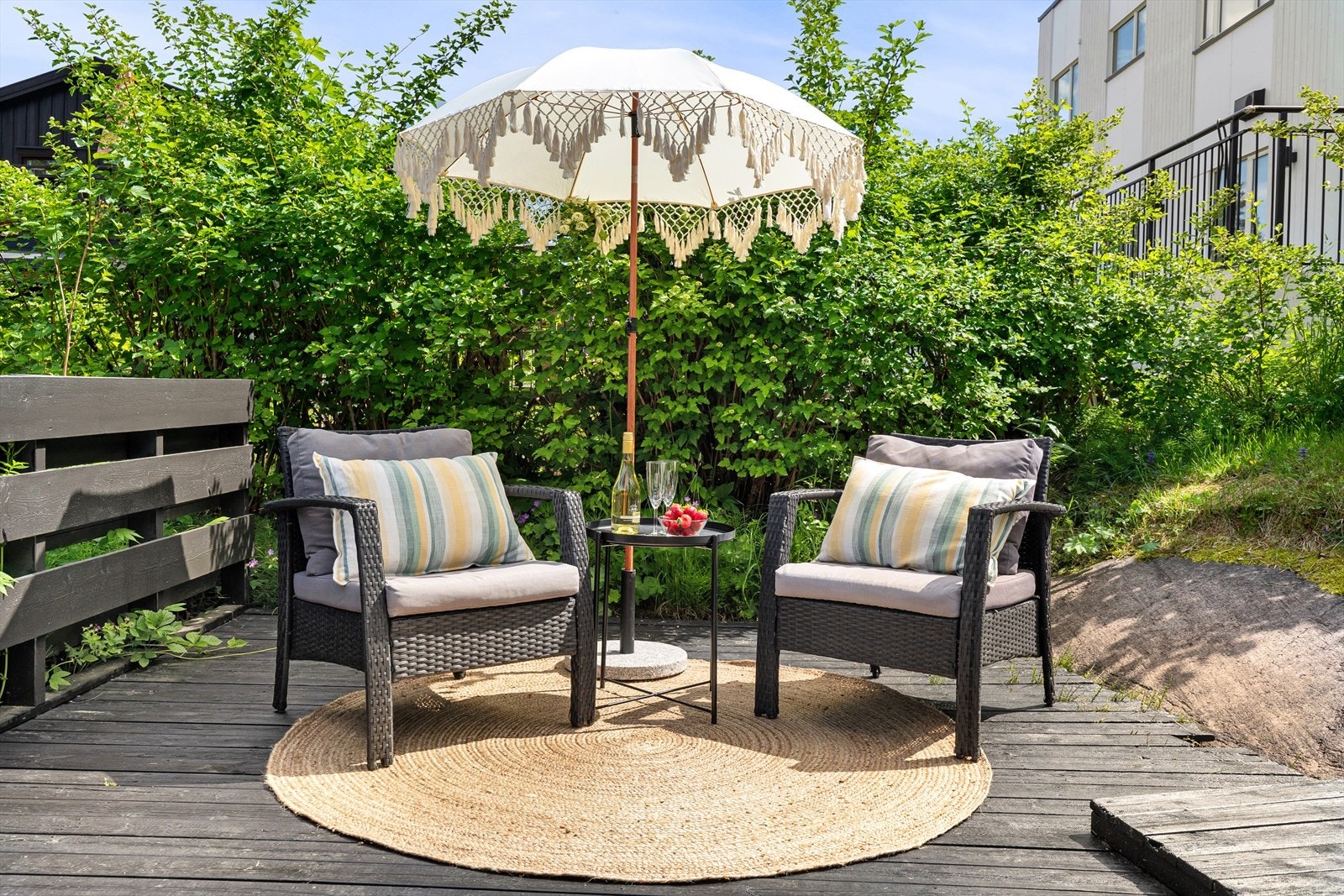 Også her kan man nyte de gode solforholdene i skjermede omgivelser Galleribilde