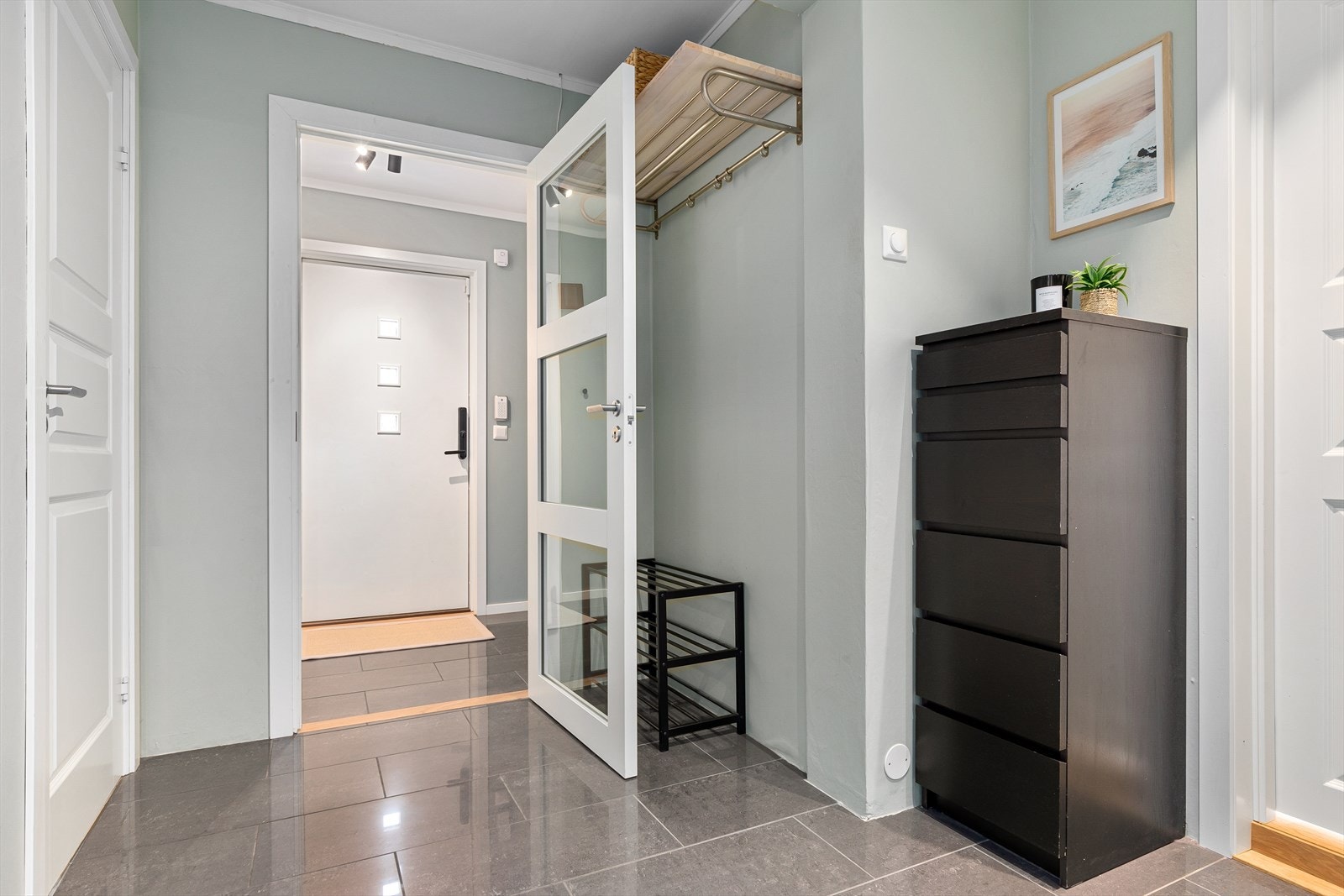 Innbydende inngangsparti med fliser på gulv og slette vegger Galleribilde