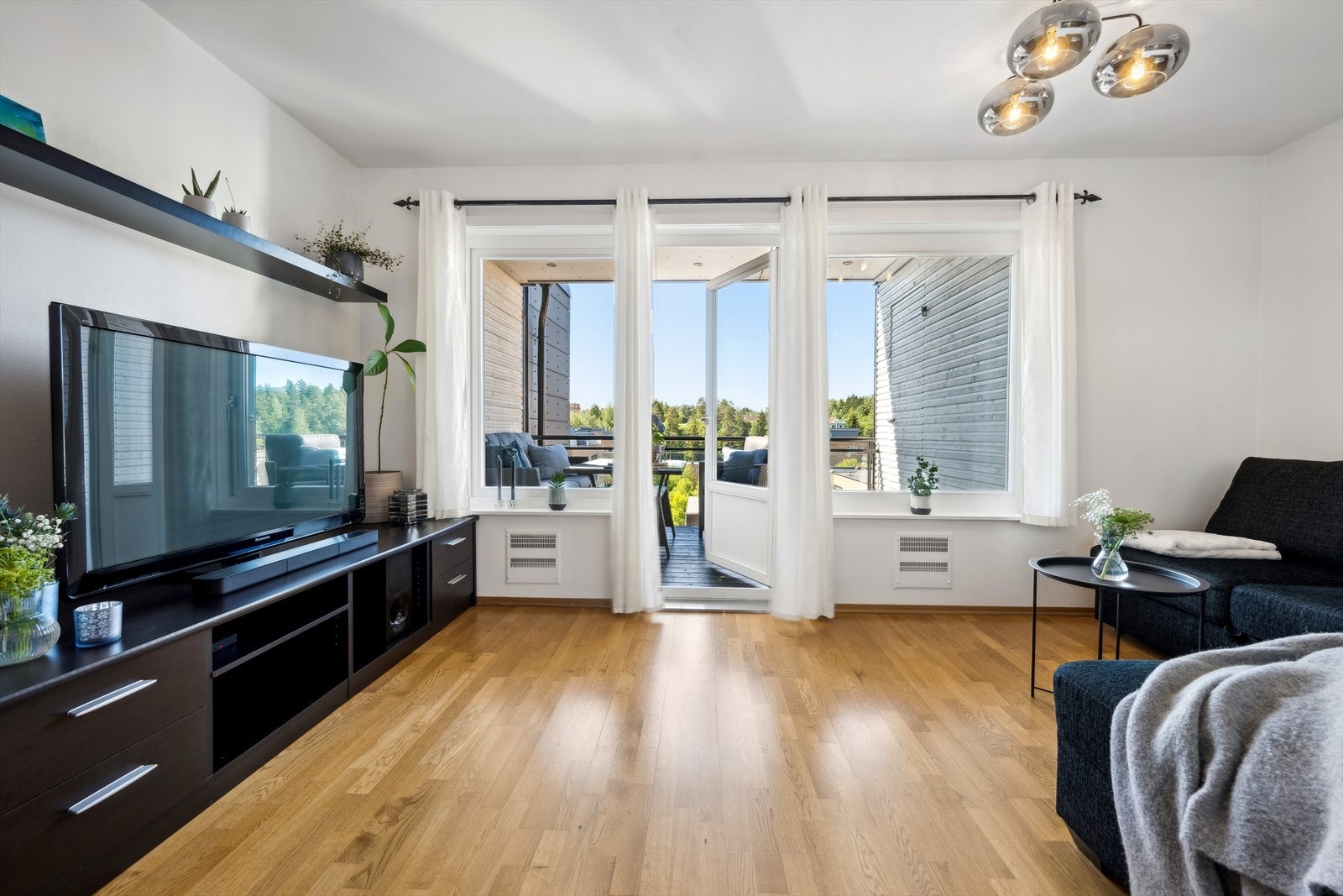 Romslig og lys stue med god plass til sofagruppe, TV-møblement og øvrig ønsket møblement. Galleribilde