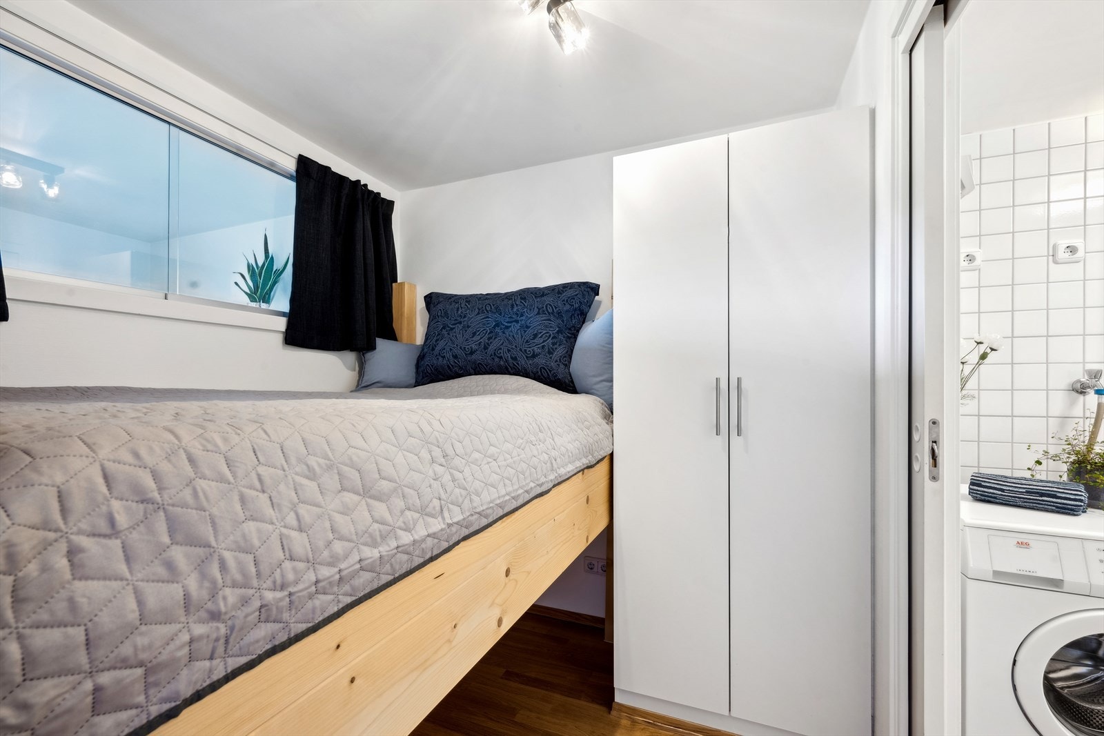 Praktisk sovealkove med garderobeskap. Galleribilde