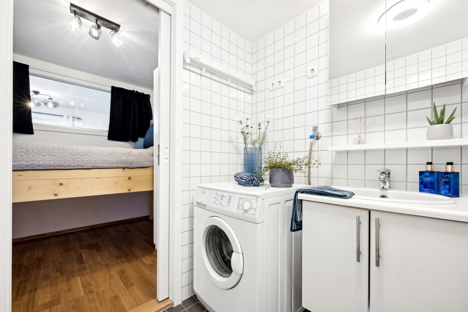 Fra soverommet er direkte adkomst til badet. Galleribilde