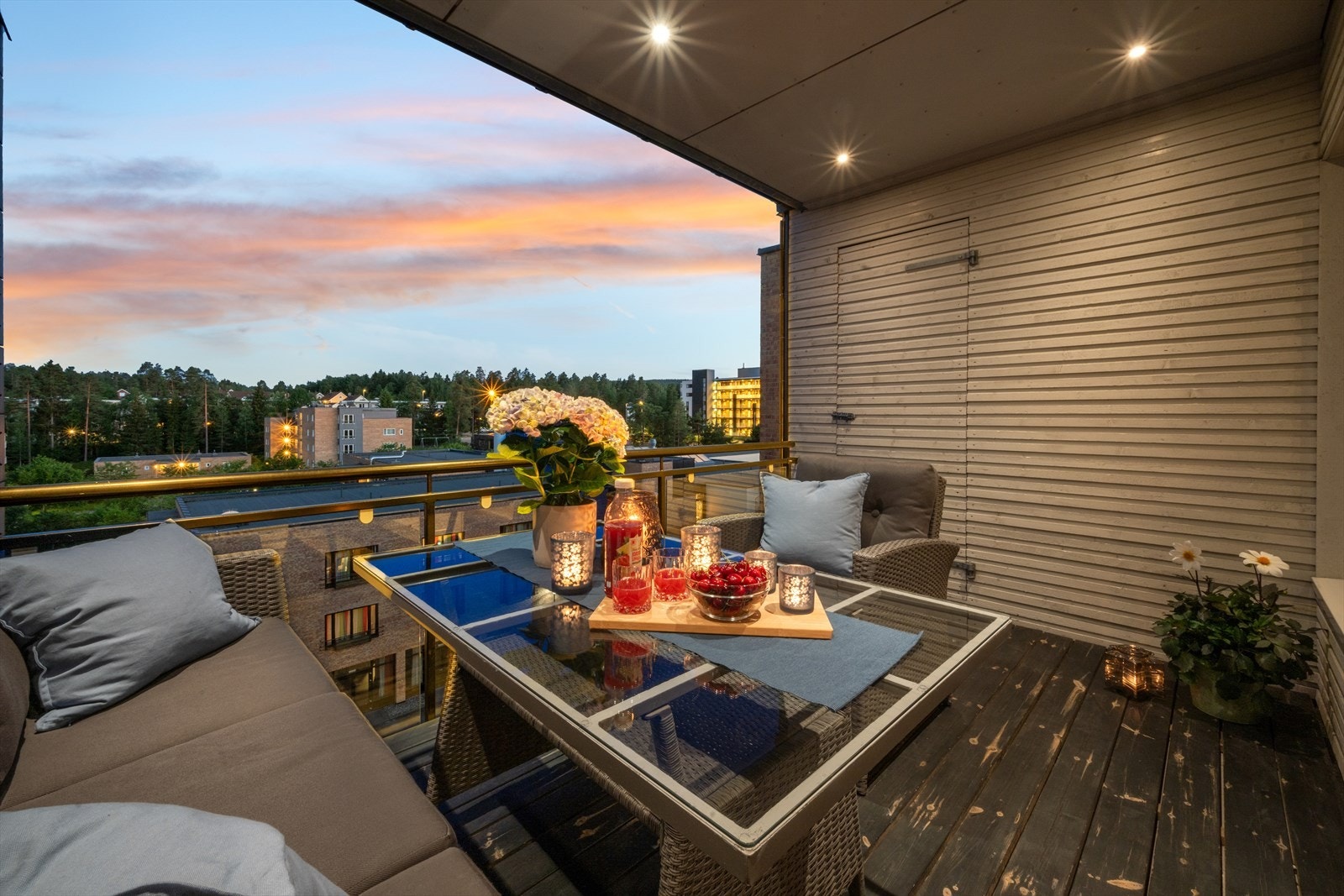 Fra stuen er det utgang til en fantatisk balkong på ca. 9 kvm. Her er det god plass til utemøbler og beplantning. Galleribilde