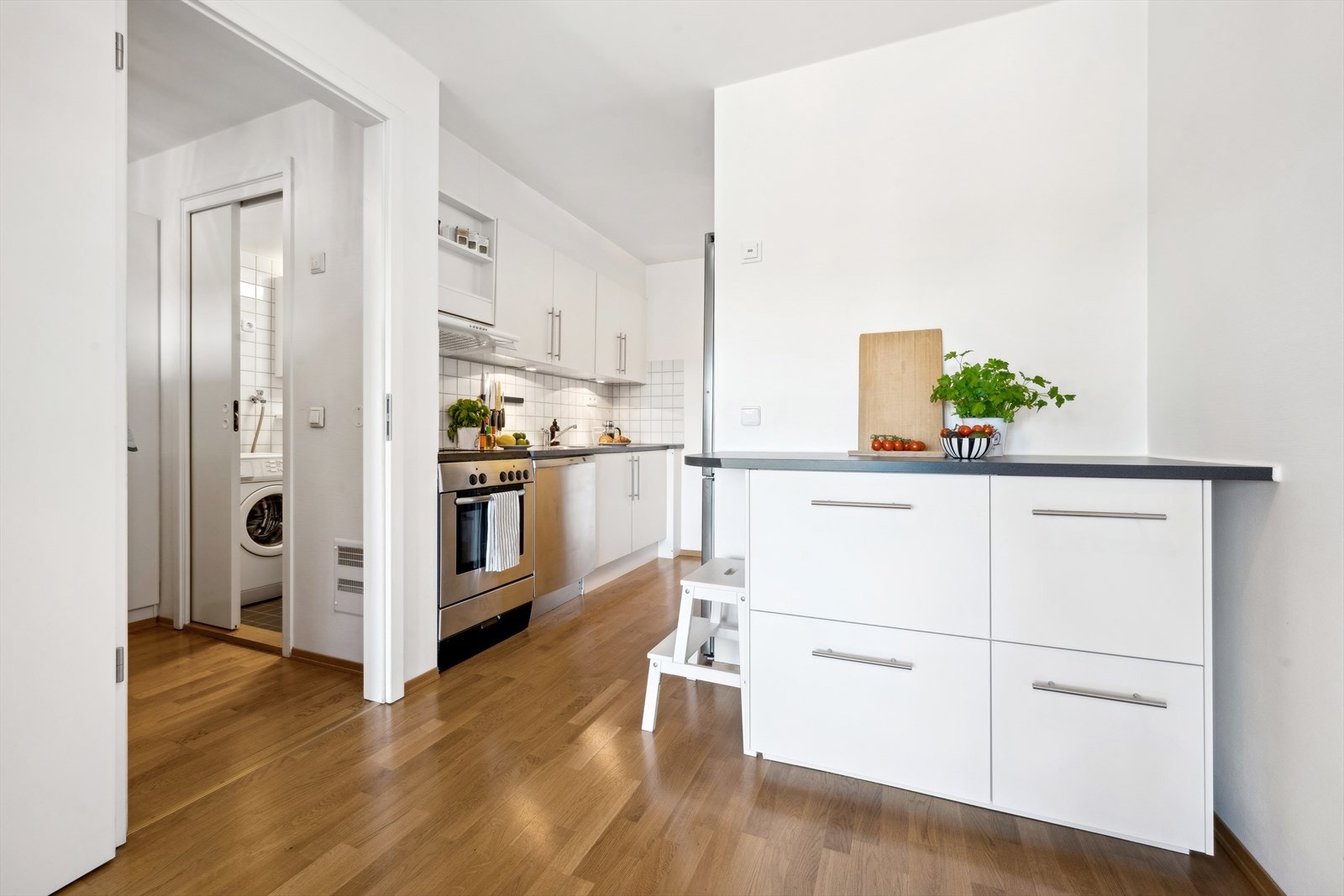 Kjøkkenet ligger i en delvis åpen løsning mot stuen. Galleribilde