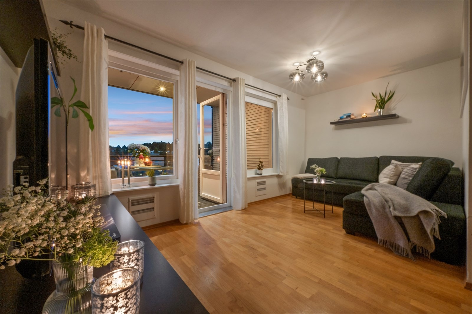 Stue med plass til både sofa, bord og tv-møblement. Galleribilde