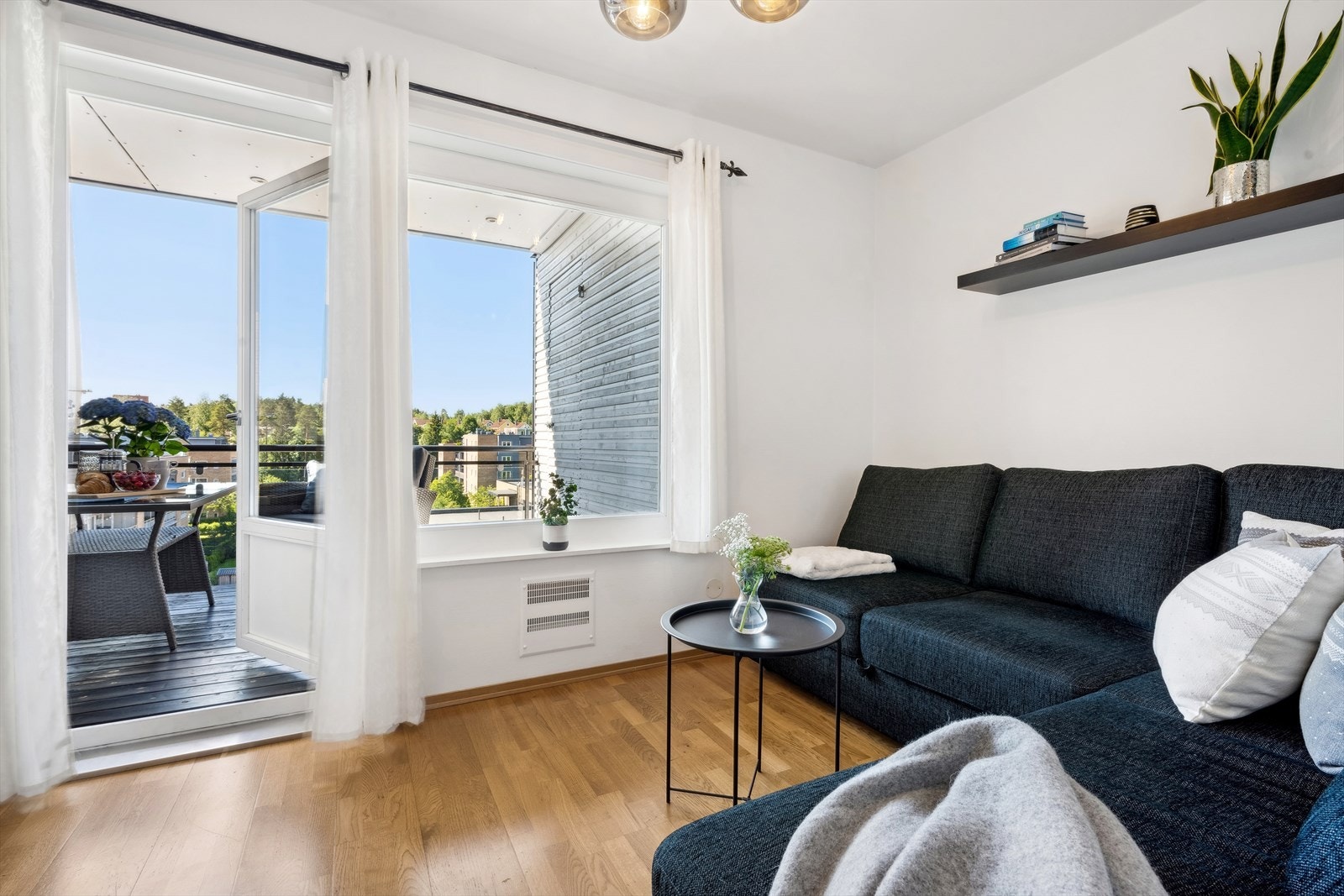 Lys og luftig stue, noe som gjør det enkelt å sette sitt personlige preg. Galleribilde