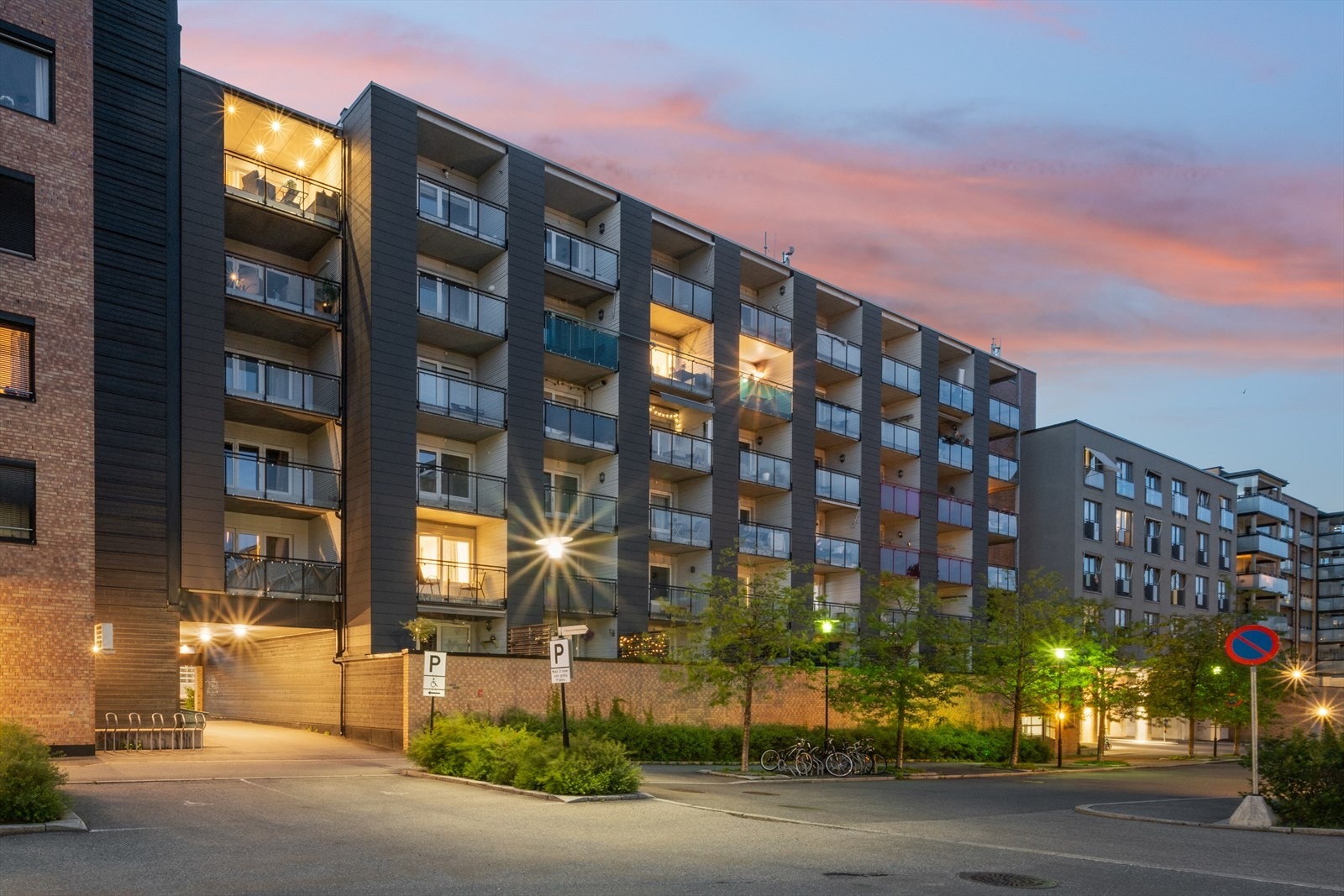 Margarethas vei ligger sentralt på Rolsvrud Park i Lørenskog kommune med kort vei til offentlig kommunikasjon og servicetilbud! Her bor man i byggets 6.etg. Galleribilde