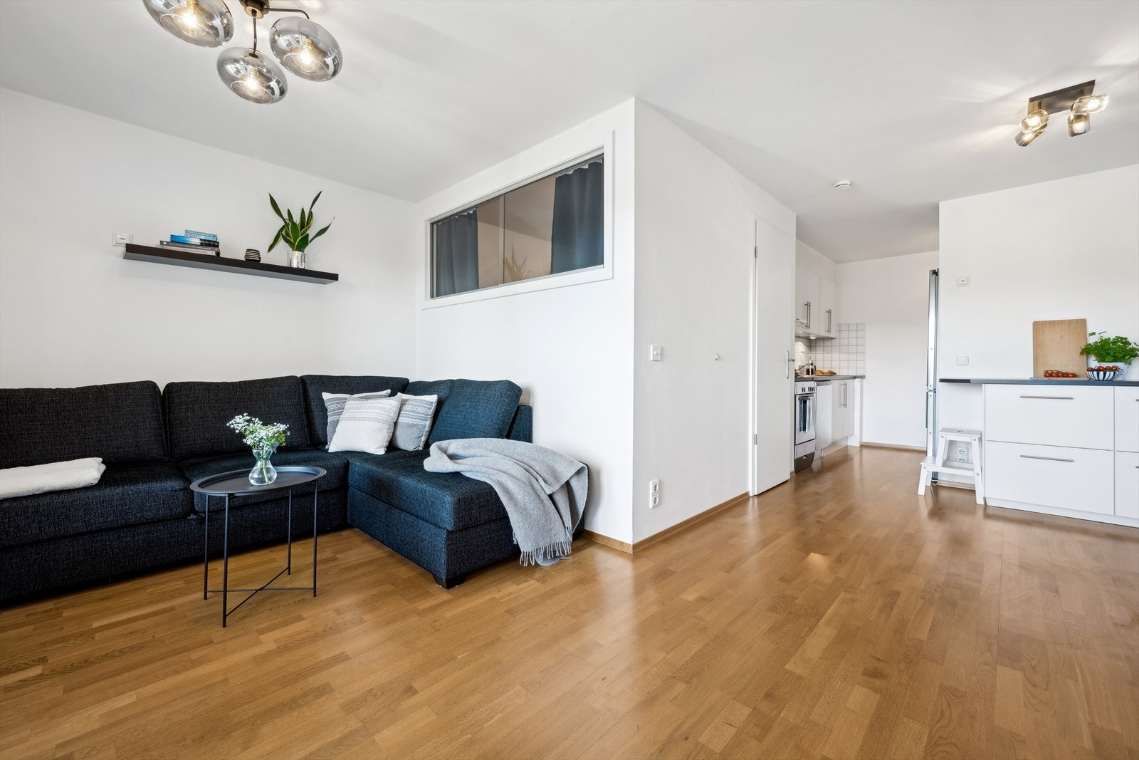 Leiligheten har en praktisk planløsning med god utnyttelse av arealet. I tilknytning til kjøkkenet har man plass til spisekrok. Galleribilde