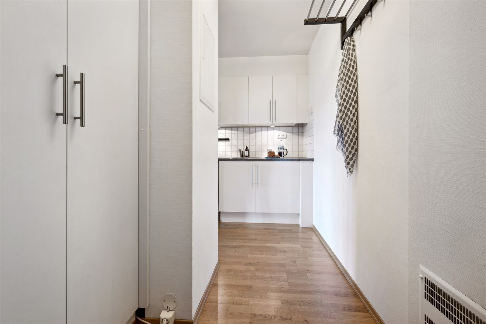 Du ønskes velkommen inn til entréen. Her kan man henge fra seg klær i garderobeskap. Galleribilde