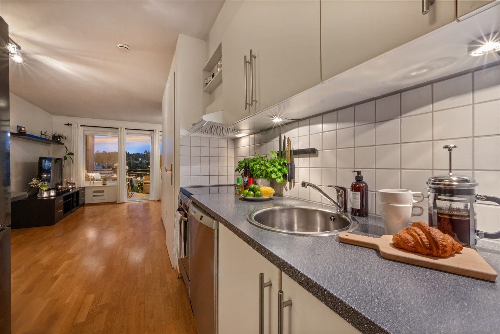 Kveldsstemning på kjøkkenet. Galleribilde