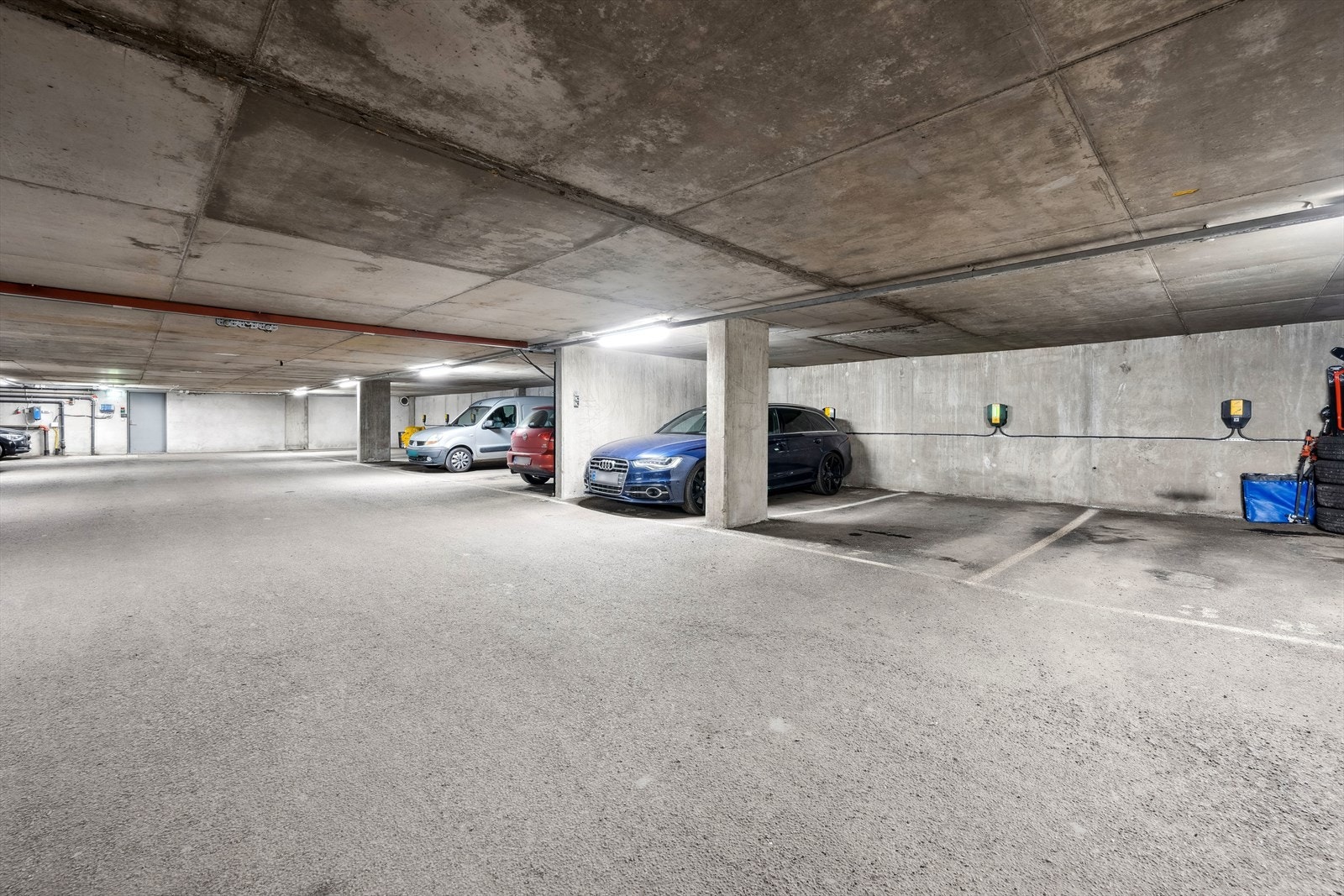 Det medfølger en garasjeplass m/elbil-lader. Galleribilde