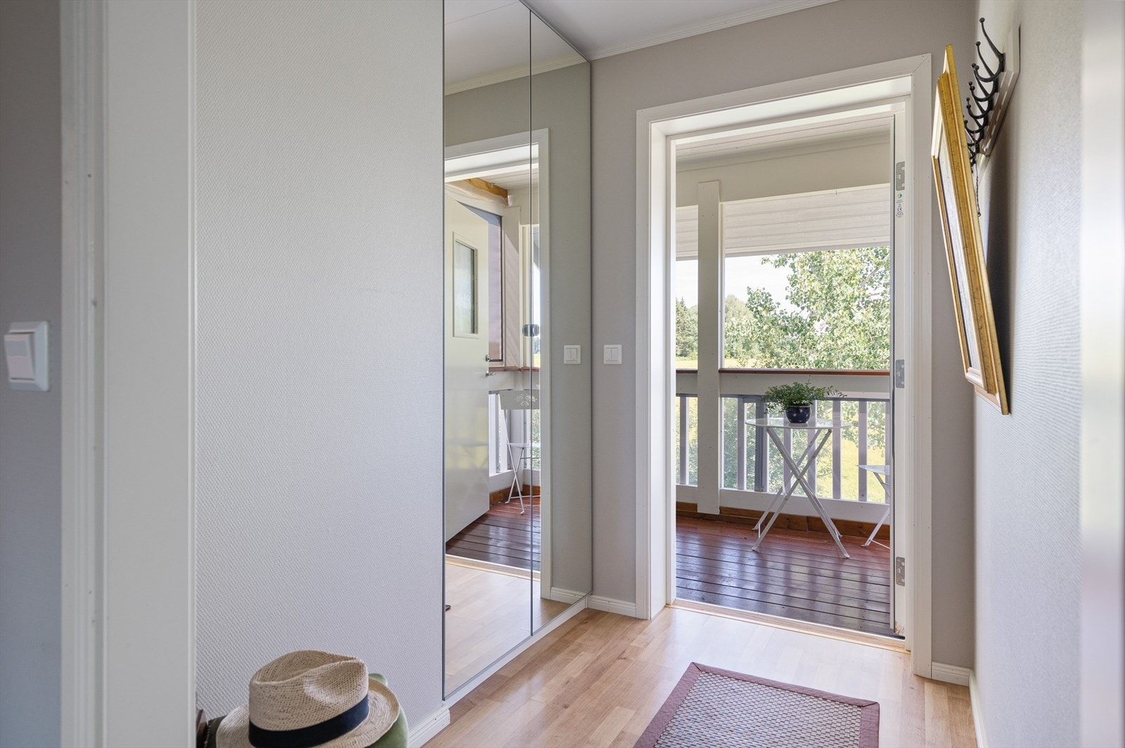 Entre med garderobe Galleribilde