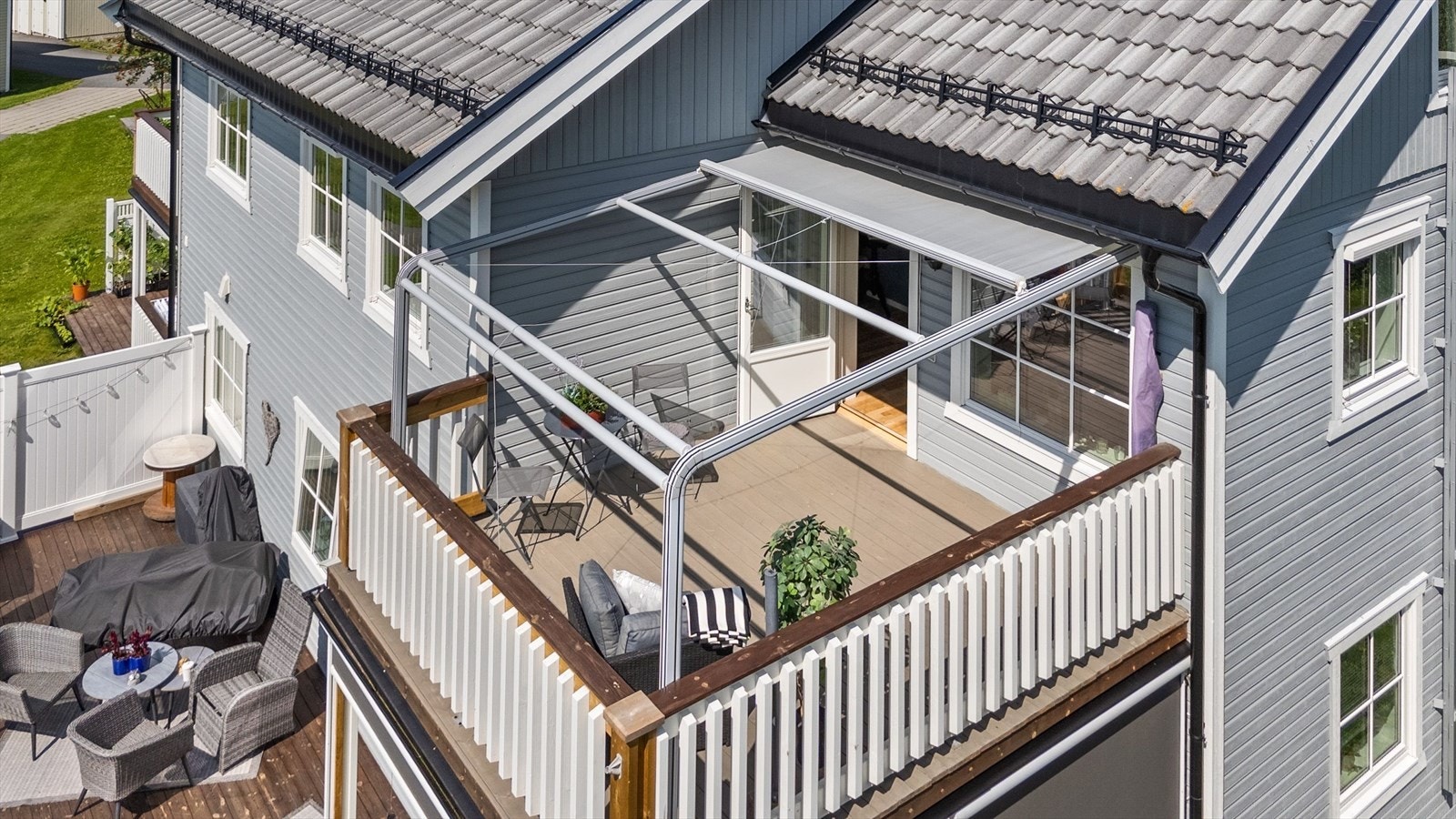 Usjenert terrasse med meget gode solforhold Galleribilde