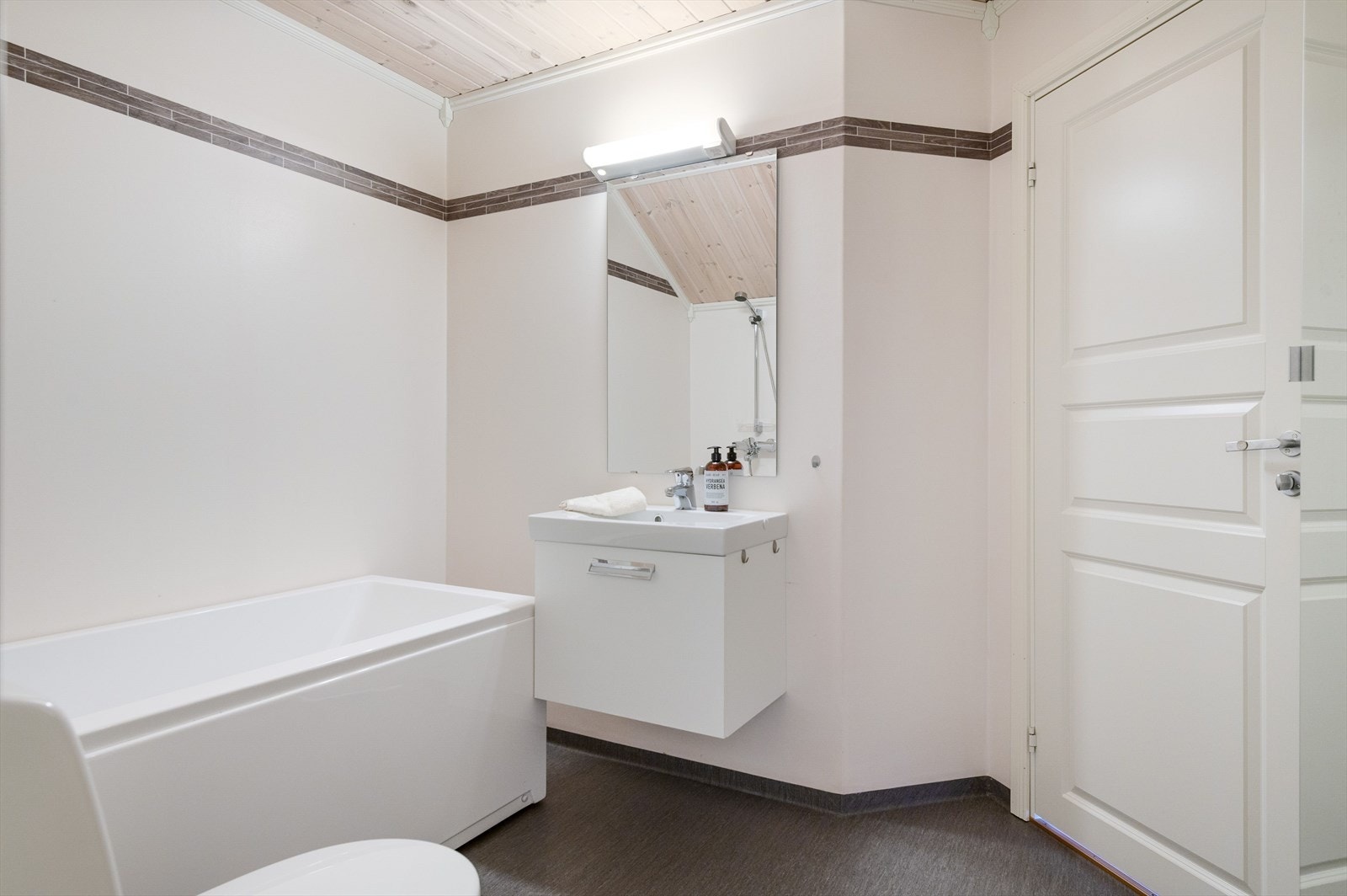 Bad 2.etg med badekar Galleribilde