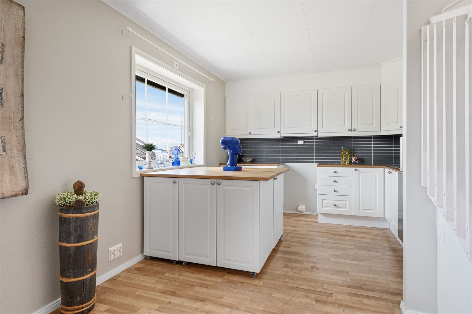 Kjøkken med godt med skapplass Galleribilde