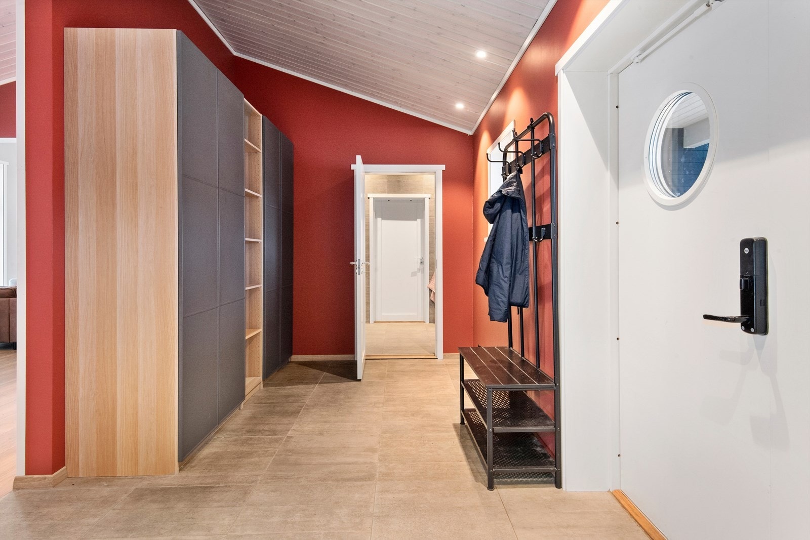 Fra entreen er det inngang til hovedbadet og videre til hovedsoverommet. Galleribilde