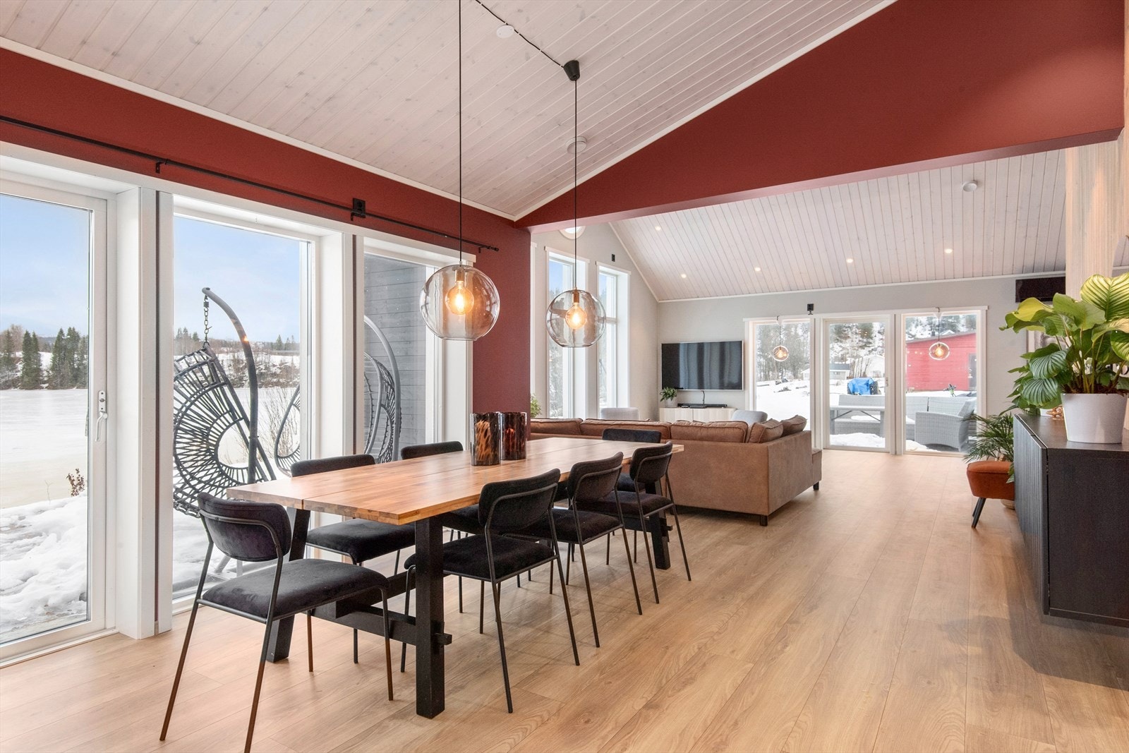 Videre inn i boligen kommer man til stuen som har åpen løsning mot kjøkkenet. Galleribilde