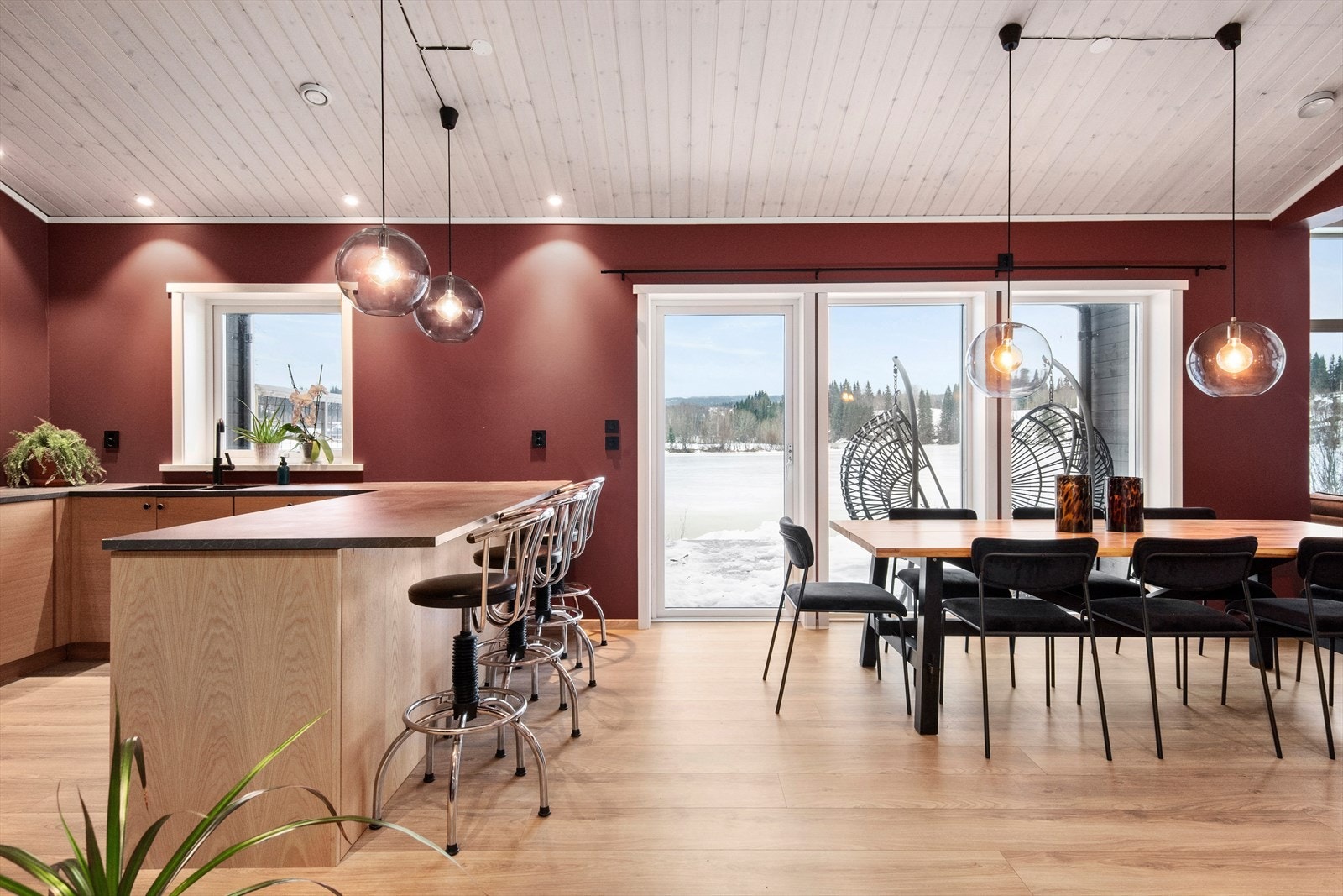 Fra stuen er det adkomst til en stor terrasse samt hage. Galleribilde