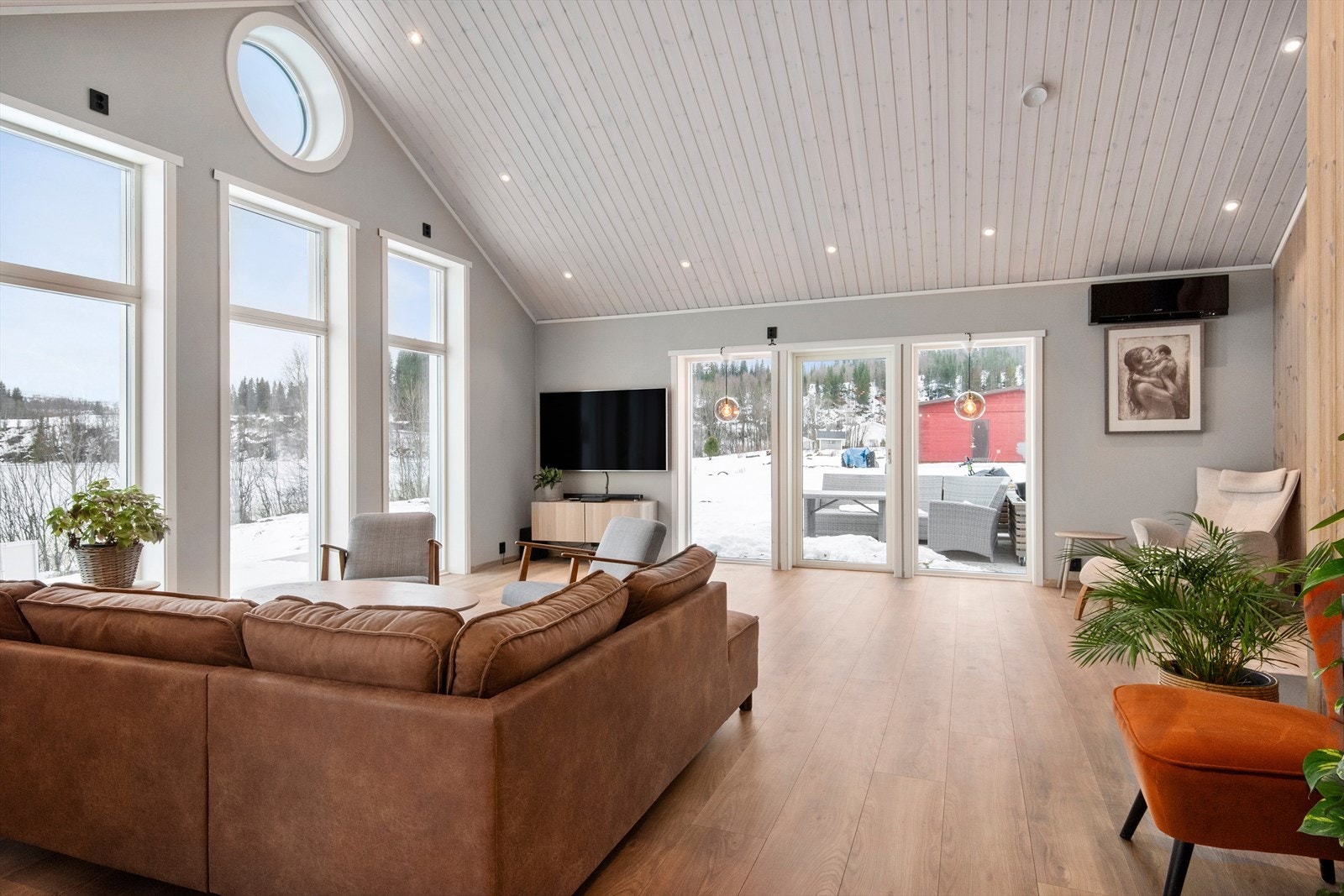 Legg merke til den gode takhøyden i rommet samt de fine vindusdetaljene! Galleribilde