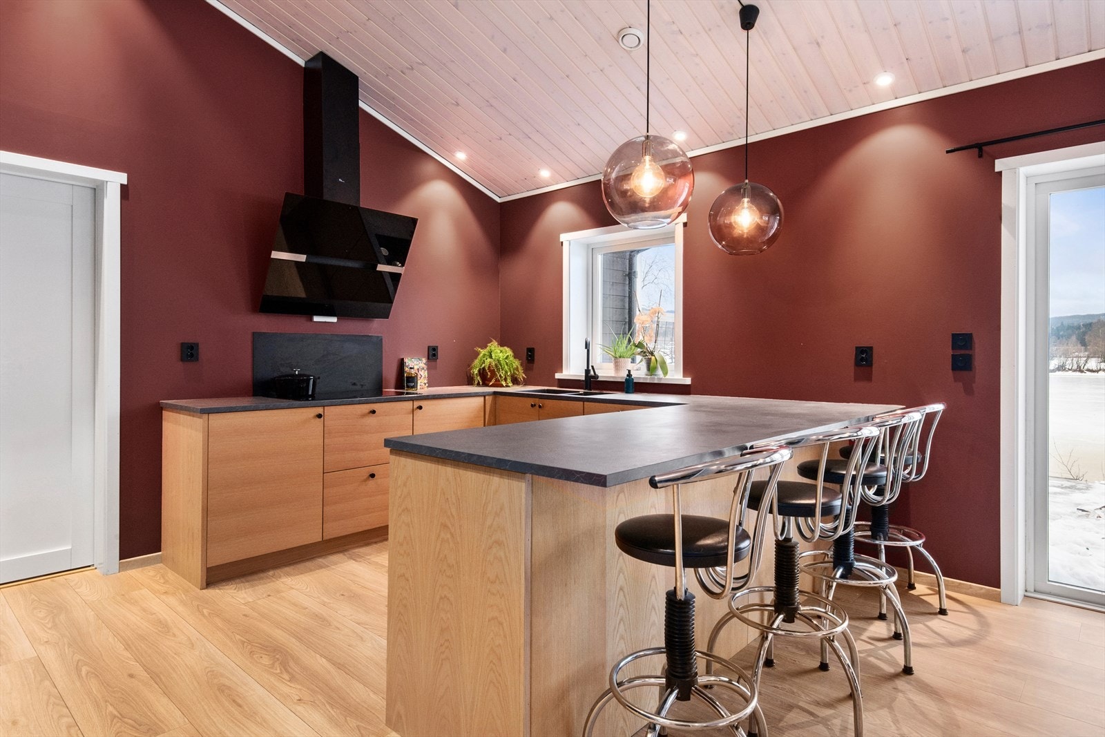 Kjøkkenet er utstyrt med integrerte hvitevarer som kjøleskap, oppvaskmaskin, stekeovn, mikrobølgeovn, kaffemaskin og koketopp. Galleribilde