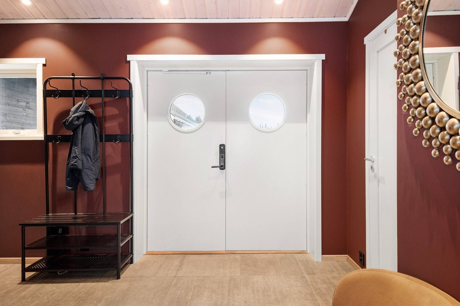 Fra overbygd inngangsparti kommer man til entreen. Det er også utvendig adkomst til bod og vaskerom. Galleribilde