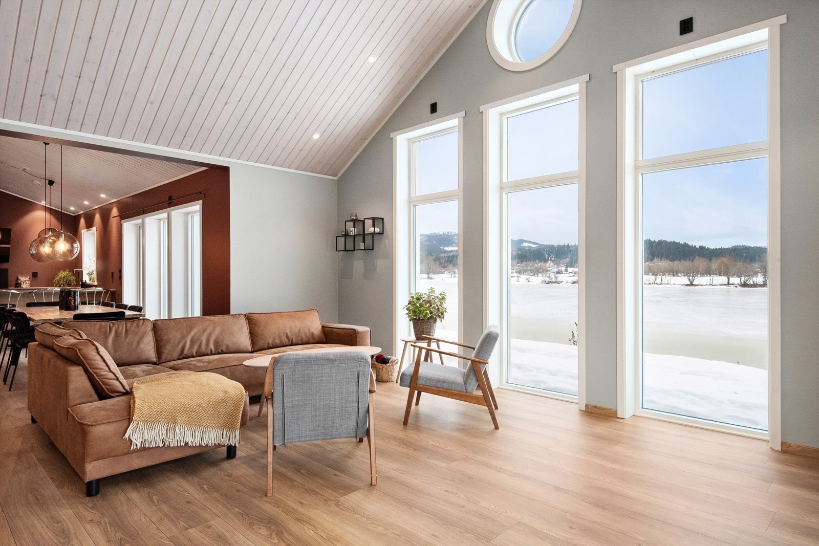 Fra stuen er det flott utsikt mot Ranaelva og Skonseng. Galleribilde