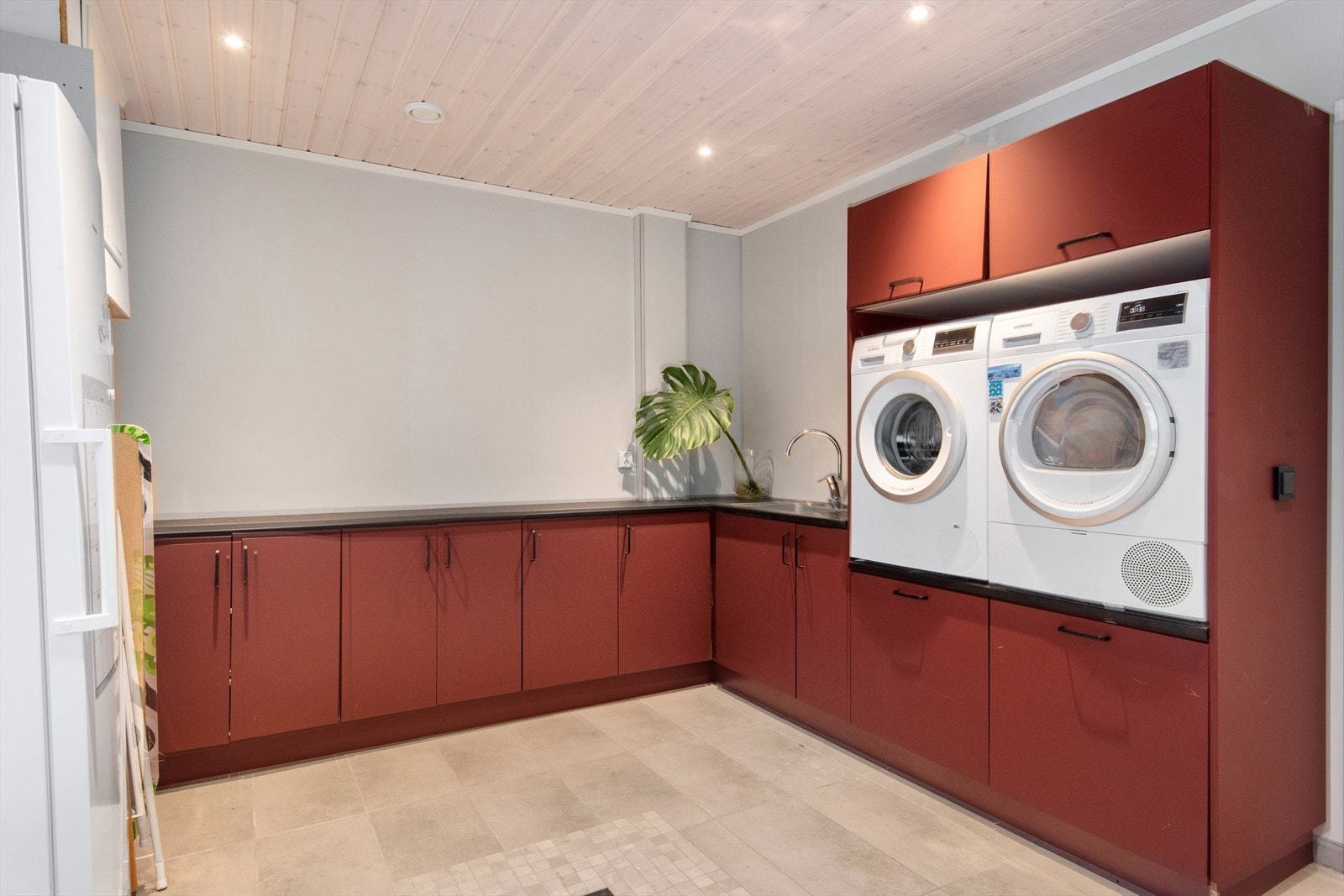 Vaskerommet er romslig med mye innredning. Det er også egen adkomst til vaskerommet fra inngangspartiet. Galleribilde