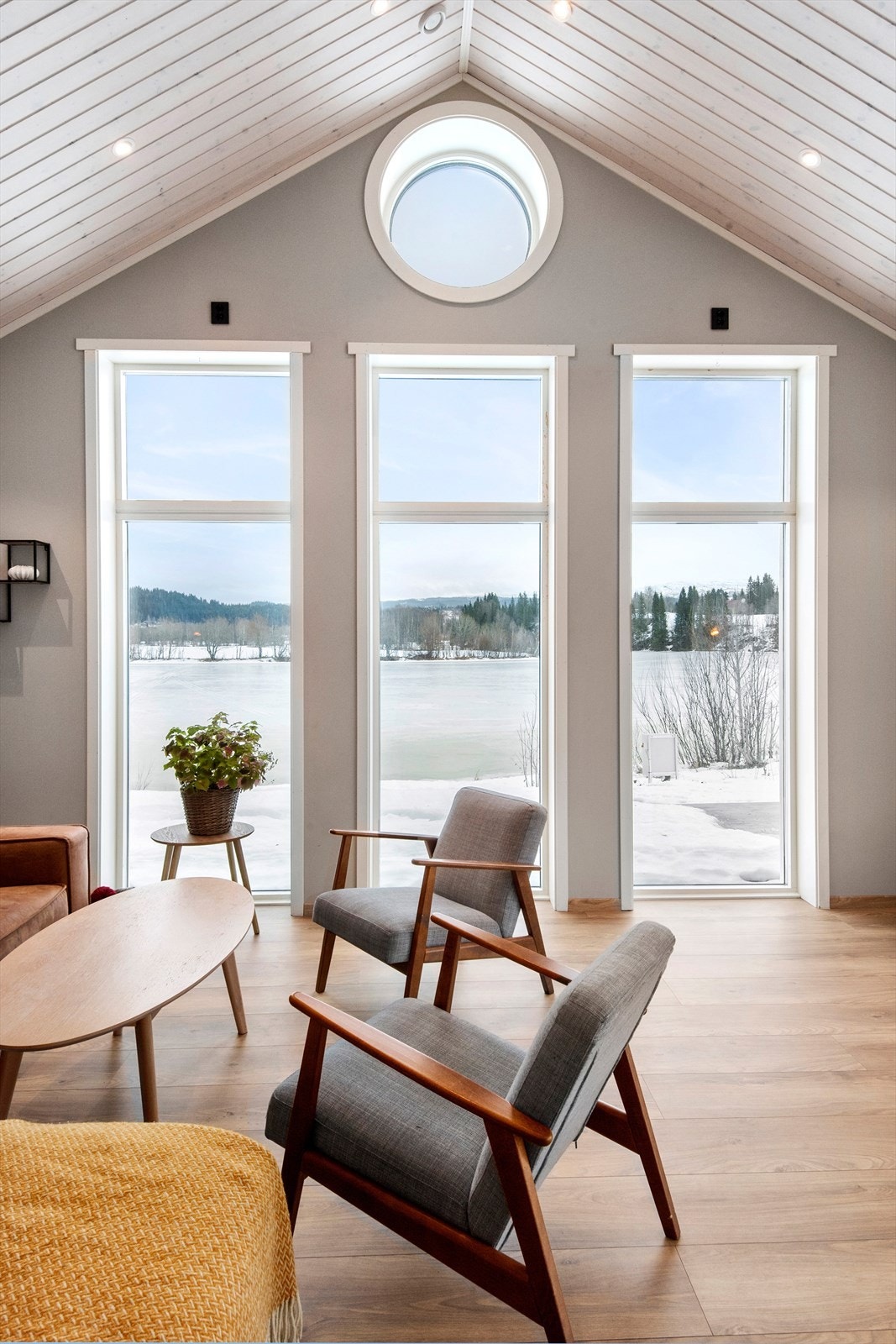 Om sommeren har du mulighet til å fiske, bade og legge ut på kajakkturer - rett utenfor egen terrasse! Galleribilde