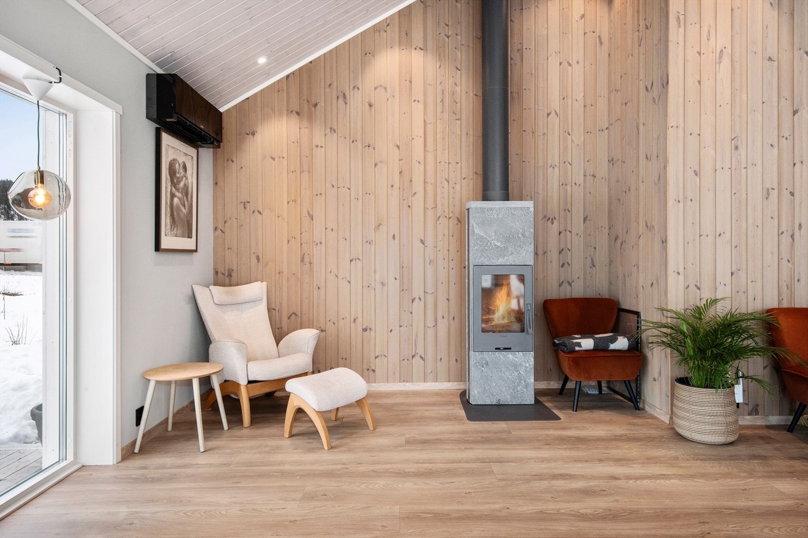 Her er eiendommen for deg som ønsker å bo landlig til i en nyere bolig - samtidig som man har bykjernen innen kort avstand. Galleribilde