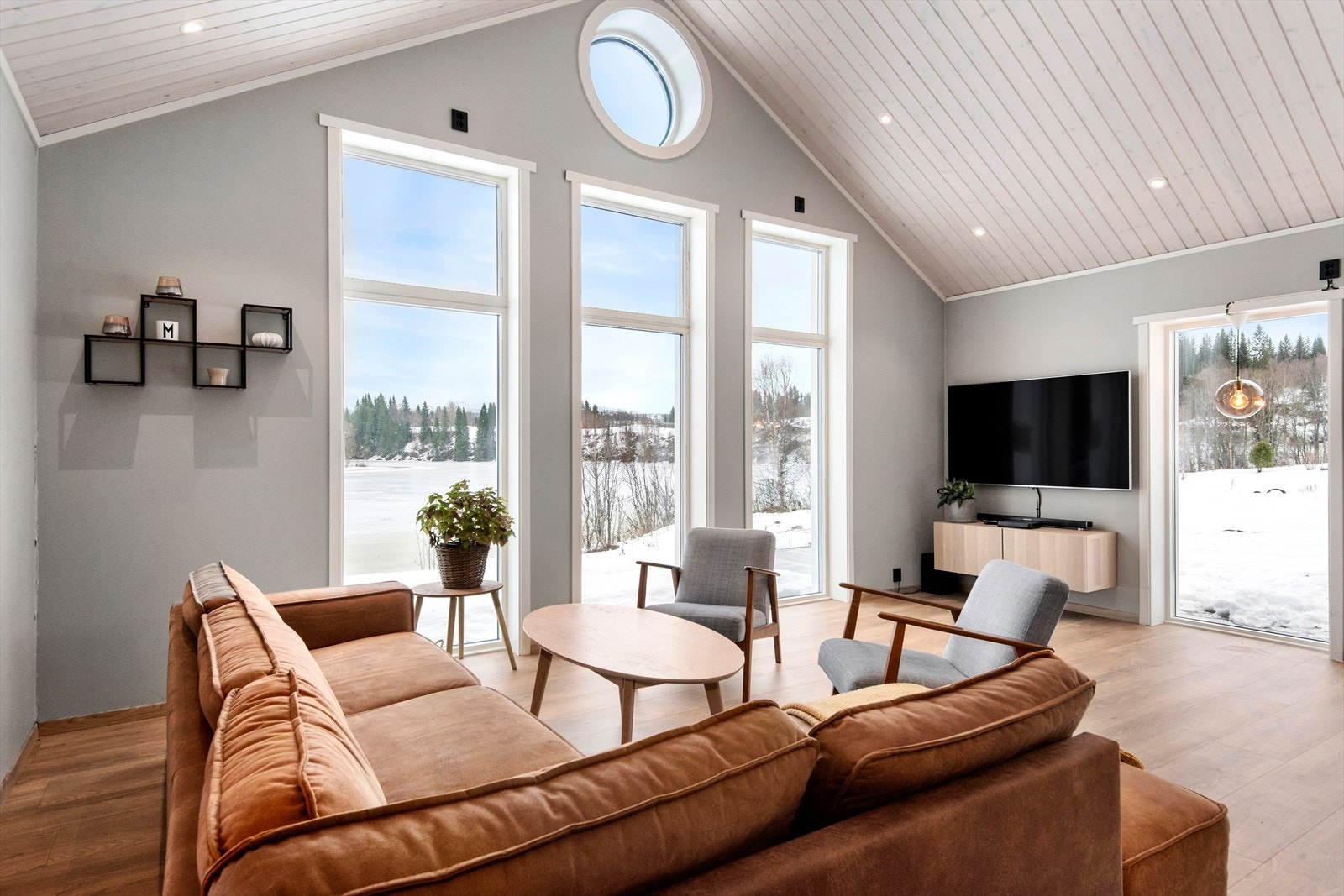 I stuen er det montert både vedovn og varmepumpe. Galleribilde