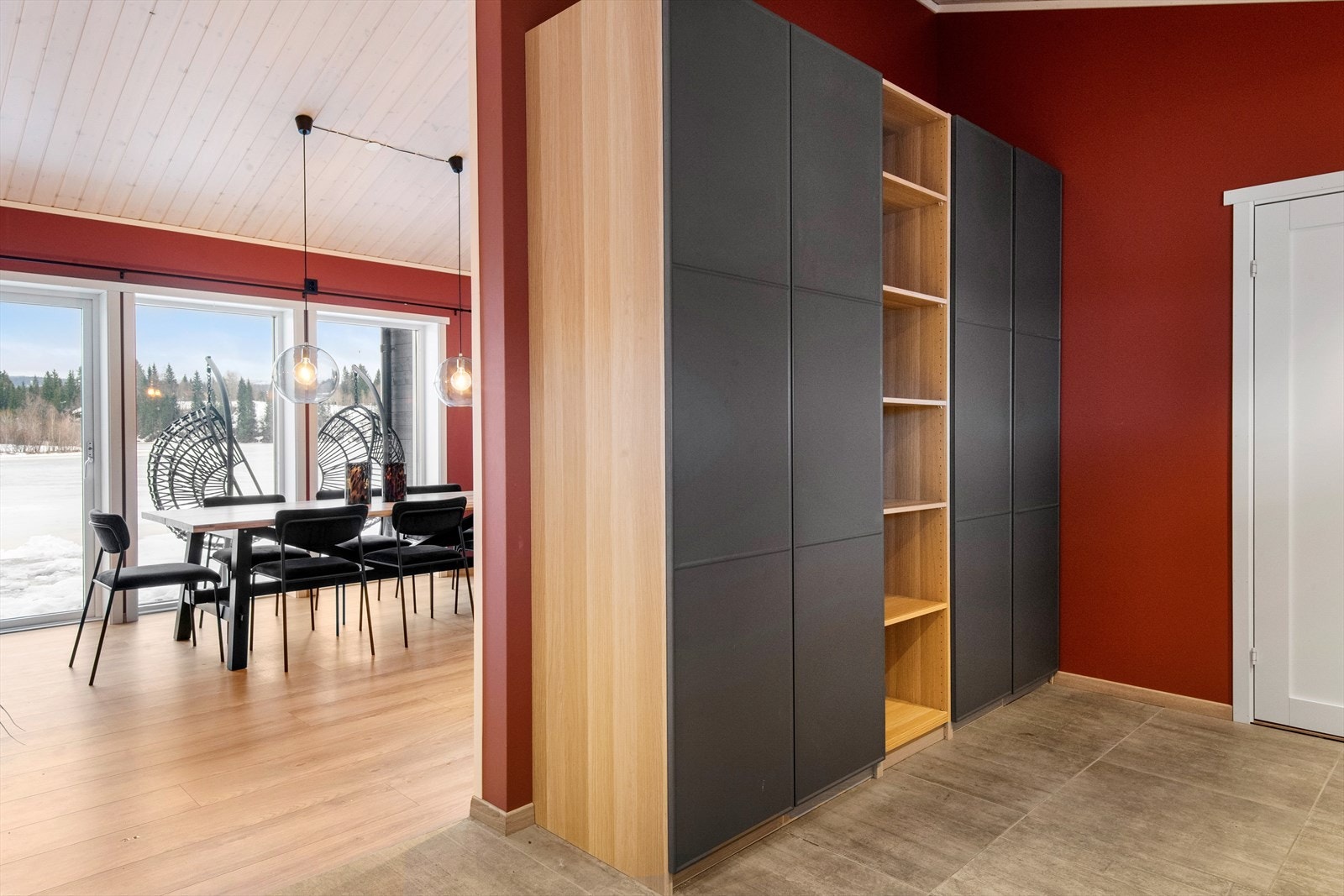 Entreen er romslig med god plass til oppbevaring av yttertøy og sko. Galleribilde