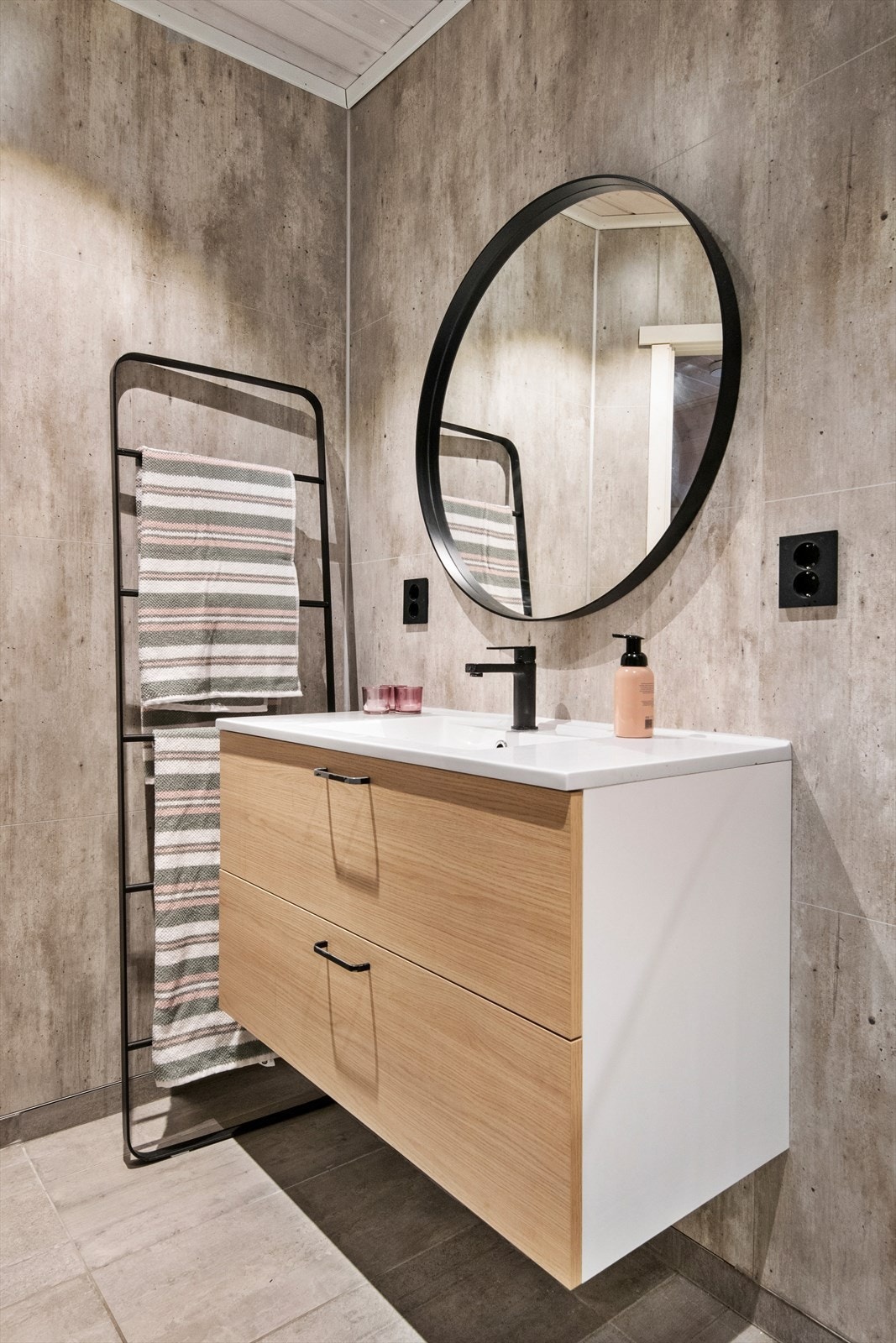 Badet har innredning med heldekkende servant og ett-greps blandebatteri, dusjnisje og veggmontert toalett. Galleribilde