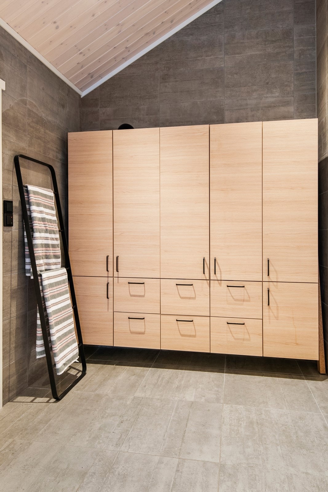 Stort garderobeskap inne på hovedbadet Galleribilde