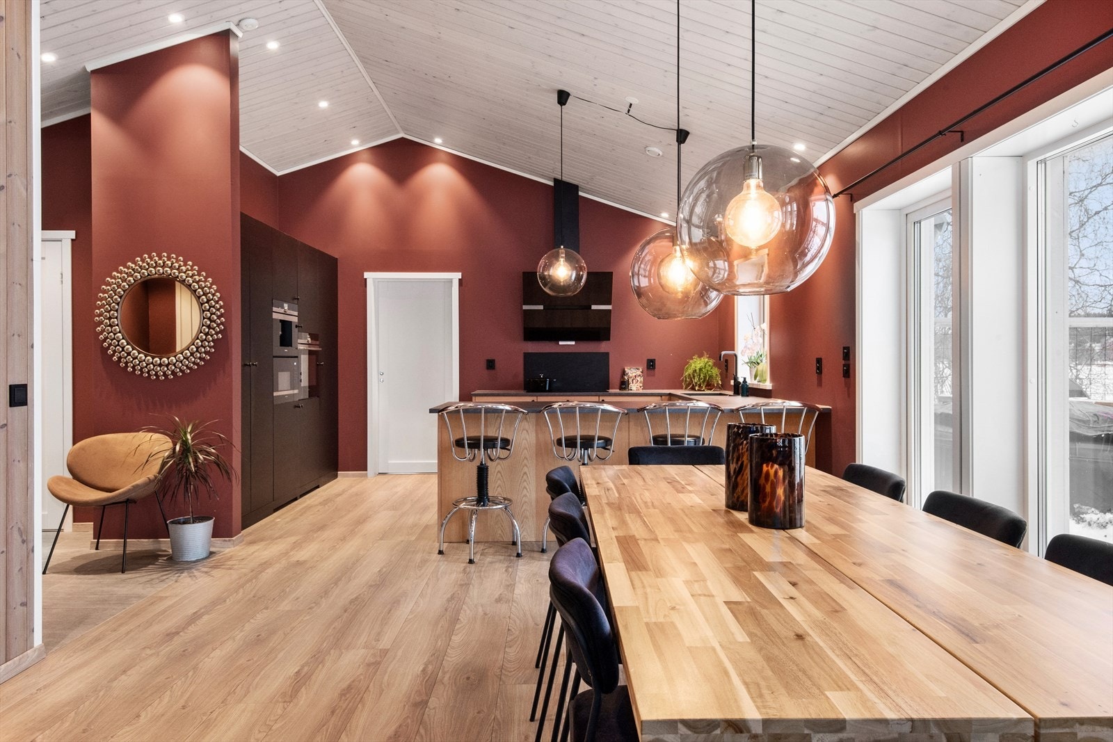 Kjøkkenet er pent innredet med mye skap- og benkeplass. Galleribilde