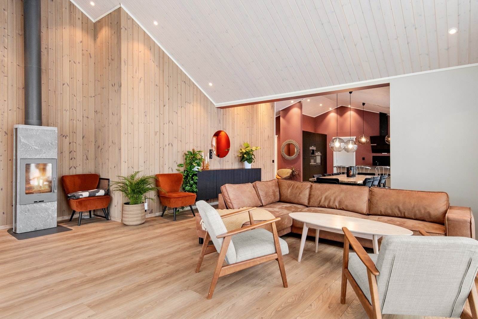 Eiendommen ligger fint til i et område med lite trafikk og med god solgang. Her får man bo landlig, samtidig som det bare tar ca 12 minutt å kjøre inn til Mo sentrum. Galleribilde