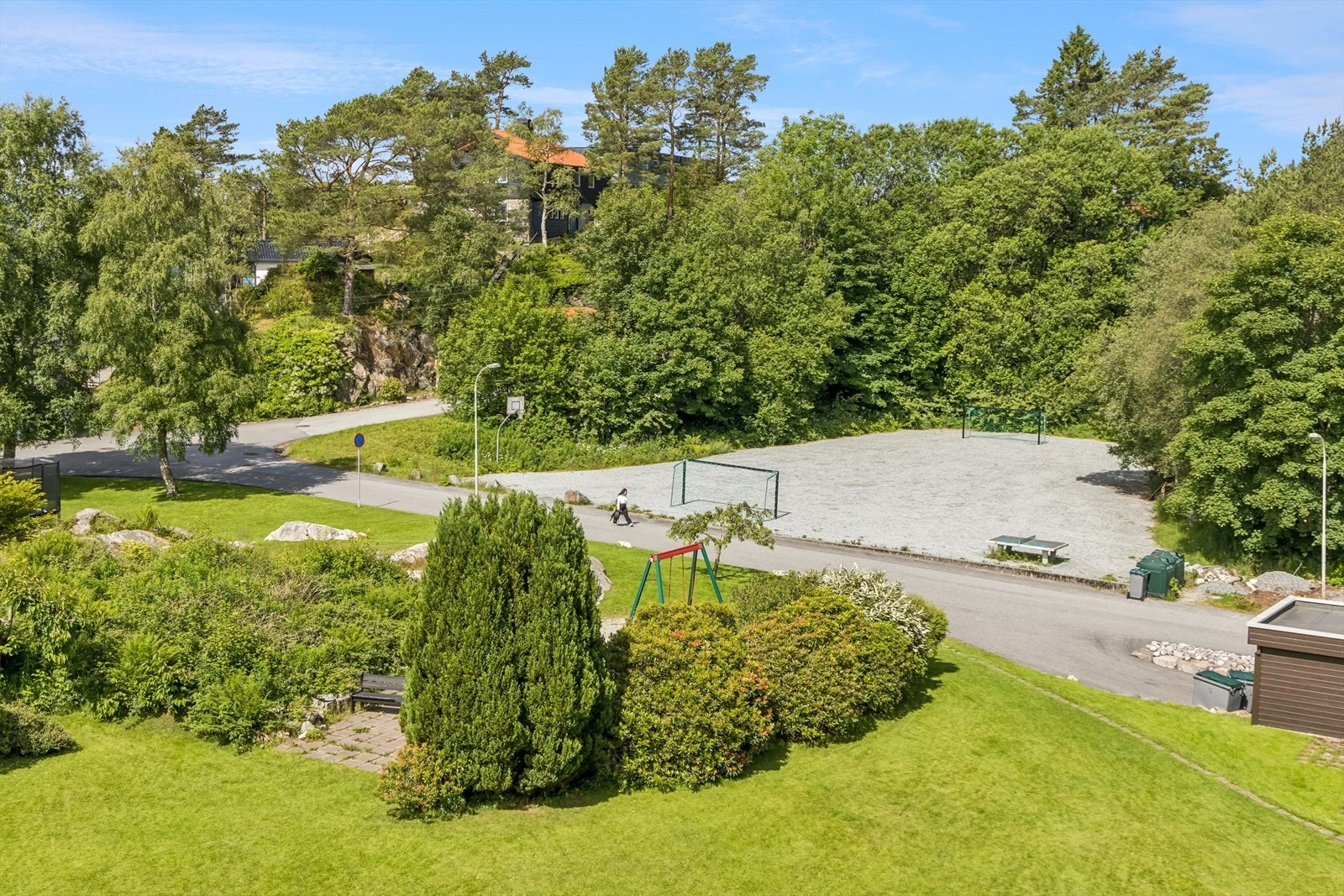 Borettslaget er godt tilrettelagt for de minste med både ballbane, trampoline og lekeplass. Galleribilde