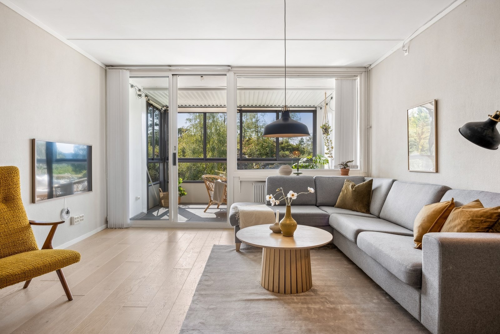 Stuen, i likhet med kjøkken og et av soverommene er nymalt i en lys og varm fargetone. Galleribilde