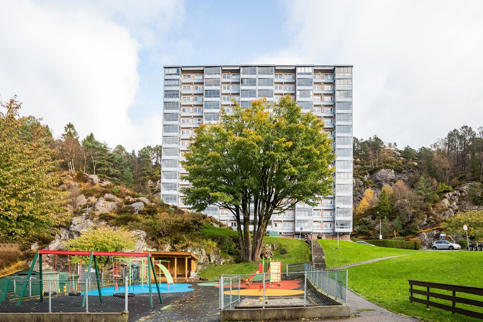 Lekeplassen rett over gaten er et populært treffsted for både barn og voksne. Galleribilde
