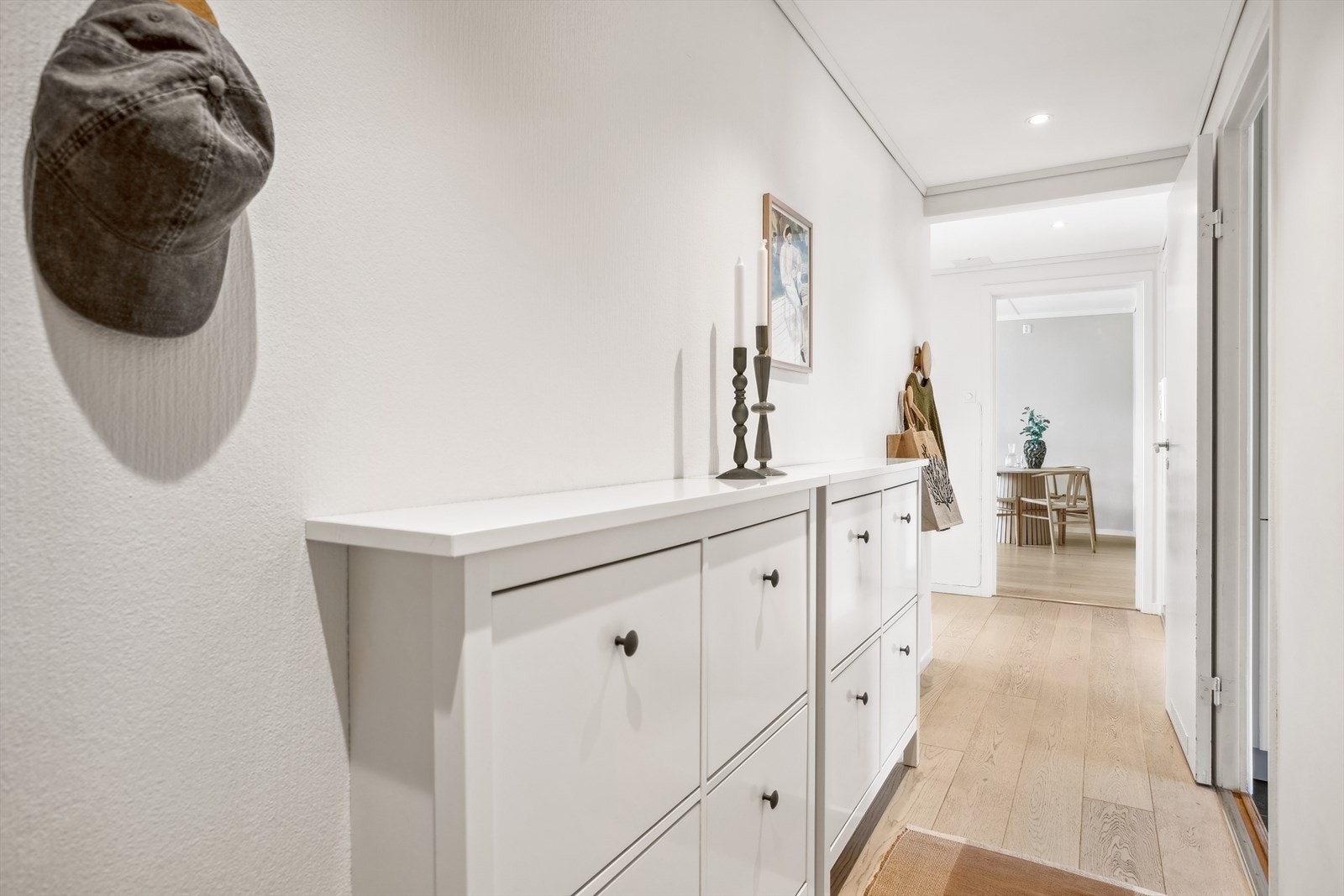 Innbydende og pen entre/gang med praktiske skoskap som medfølger. Galleribilde
